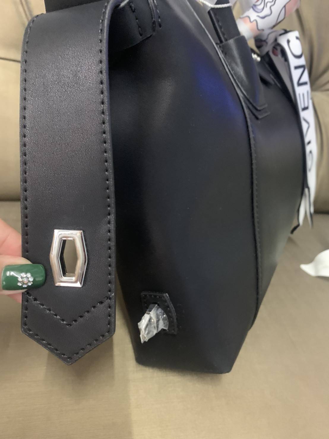 Givenchy Antigona Soft Small Leather Bag เข้ารอบใหม่ ราคาดีต่อใจ .. ไม่มีไม่ได้แล้ว! กระเป๋ารุ่น Iconic อย่าง Antigona Soft รุ่น "Classic" **มาพร้อมผ้าผูกโบว์ น่ารักมากมาย ประดับด้วยสัญลักษณ์ของแบรนด์ Givenchy ด้านหน้า **อะไหล่เงิน ไอเท็มยอดฮิตท