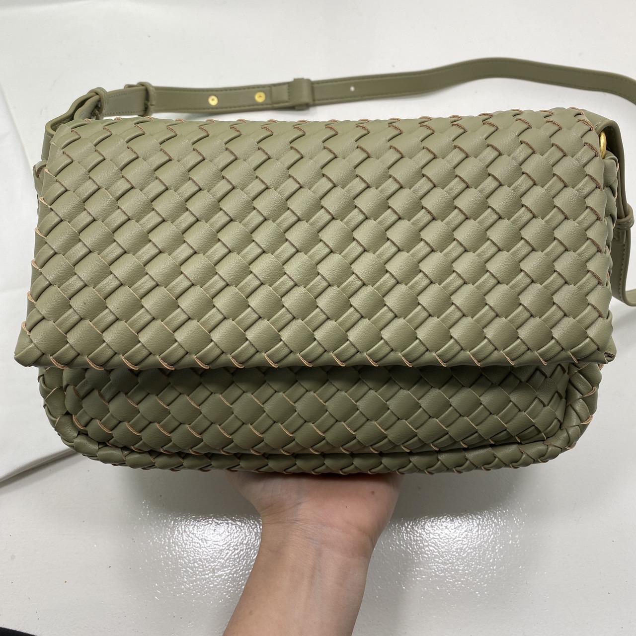 BOTTEGA Small Cobble Shoulder Bag กระเป๋าสะพายทรงแมสเซ็นเจอร์ ดีไซส์สานเป็นเอกลักษณ์ หนังสวยงาม เกรดออริ สลับแท้ 1:1 ใช้งานต่างประเทศได้