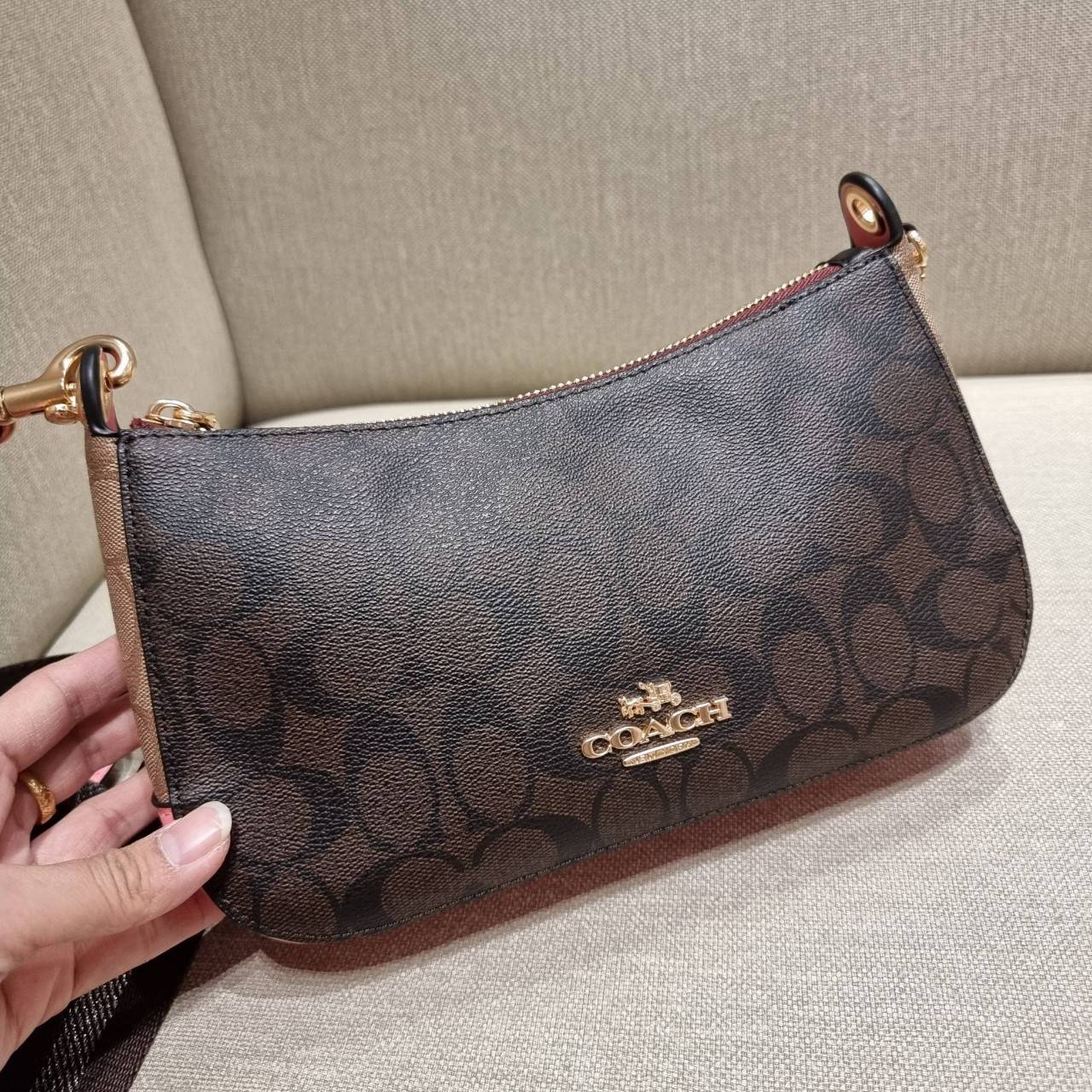 COACH C7264 C6823 C6817 JES BAGUETTE IN SIGNATURE CANVAS คอลเลคชั่นใหม่ล่าสุด พร้อมเสิร์ฟความสวยถึงบ้านเช่นเคย!! กระเป๋าสะพายทรงบาแกตต์ ดีไซน์ย้อนยุค ที่แอบแฝงความเรียบหรูดูแพงอยู่ในตัว โดดเด่นด้วยสายสะพายเส้นใหญ่ โทนสีคอนทราส ทำให้ไอเท็มนี้ดูมีลูกเล่นมาก