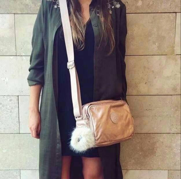 Kipling Silen สี Metallic กระเป๋าสะพายรุ่นใหม่ สายสะพายปรับระดับสั้น-ยาวเป็นกระเป๋าสะพายเฉียงลำตัวได้ค่ะ ช่องซิปเยอะ ใส่ของได้เป็นสัดส่วน จุสัมภาระได้ดีเลยค่ะ ช่องซิปด้านในเป็นช่องแบบเสียบการ์ดได้ด้วย หยิบใช้สะดวก แจ๋วไปเลยค่ะ ทรงสวย สะพายน่ารักค่ะ