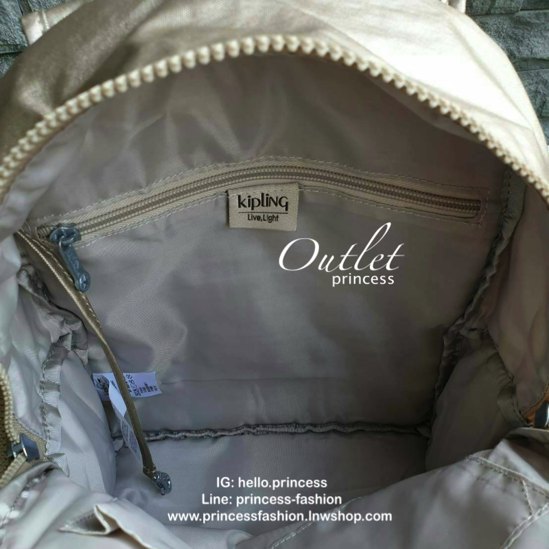 Kipling Matta Small Metallic Backpack รุ่น KI1490 คอลเลคชั่นใหม่ชนช้อป!!กระเป๋าเป้ขนาดกำลังดี วัสดุไนล่อนเคลือบกันน้ำ มีน้ำหนักเบา มีช่องเก็บของหลายช่อง แบ่งเป็นช่องด้านหน้า 2 ช่องและด้านข้างอีก 2 ช่อง ช่องใหญ่ปิดเปิดด้วยซิปคู่ภายในมีช่องซิป ช่องใส่ของจุก