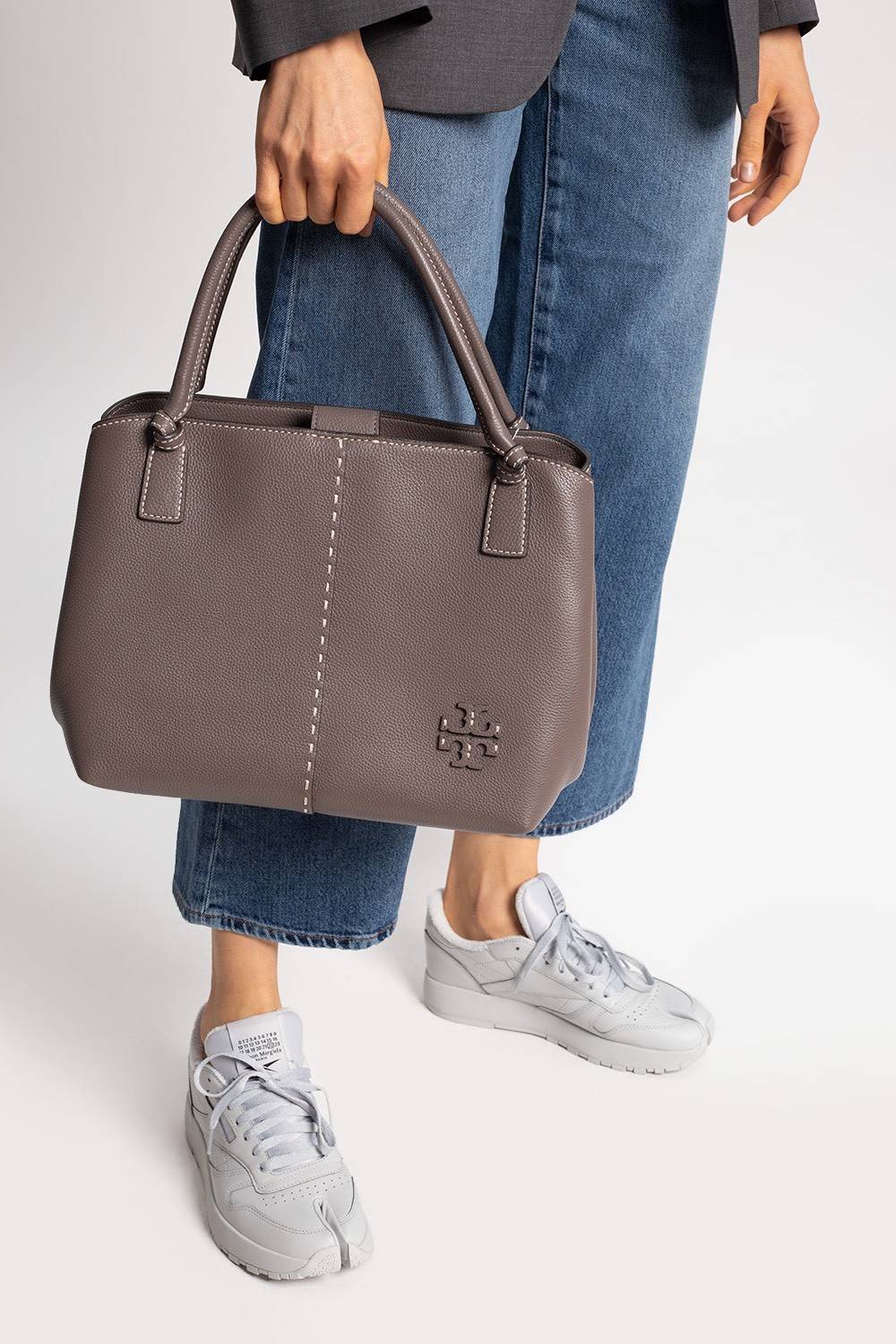 TORY BURCH Mcgraw Satchel Tote Bag (Size L) กระเป๋าถือ/สะพาย Crossbody วัสดุหนังลูกวัวแท้ 100% ด้านหน้าประดับโลโก้หนัง ตัดเป็นรูปตัว T สัญลักษณ์แบรนด์ ตัวกระเป๋าเดินด้ายเล่นลายเพิ่มลูกเล่น เพื่อความเก๋!!