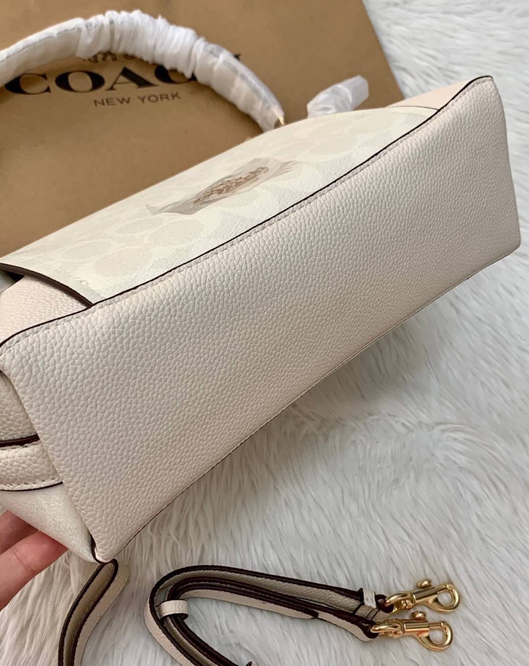 COACH SMALL MARLON SHOULDER BAG ((1600//1597)) 🌈พร้อมส่งที่ไทยอีกครั้ง ตามคำเรียกร้อง ห้ามพลาด! กระเป๋าหิ้ว//คล้องไหล่//สะพายข้างได้ หนังแท้ ทรงสวยมากค่ะ ด้านหน้ามีช่องซิปซ่อนแบบหนังห้อยให้2ช่อง ใส่ของจุกจิกค่ะ เปิดปิดกระเป๋าแบบซิป ภายในกว้างใส่ขอ