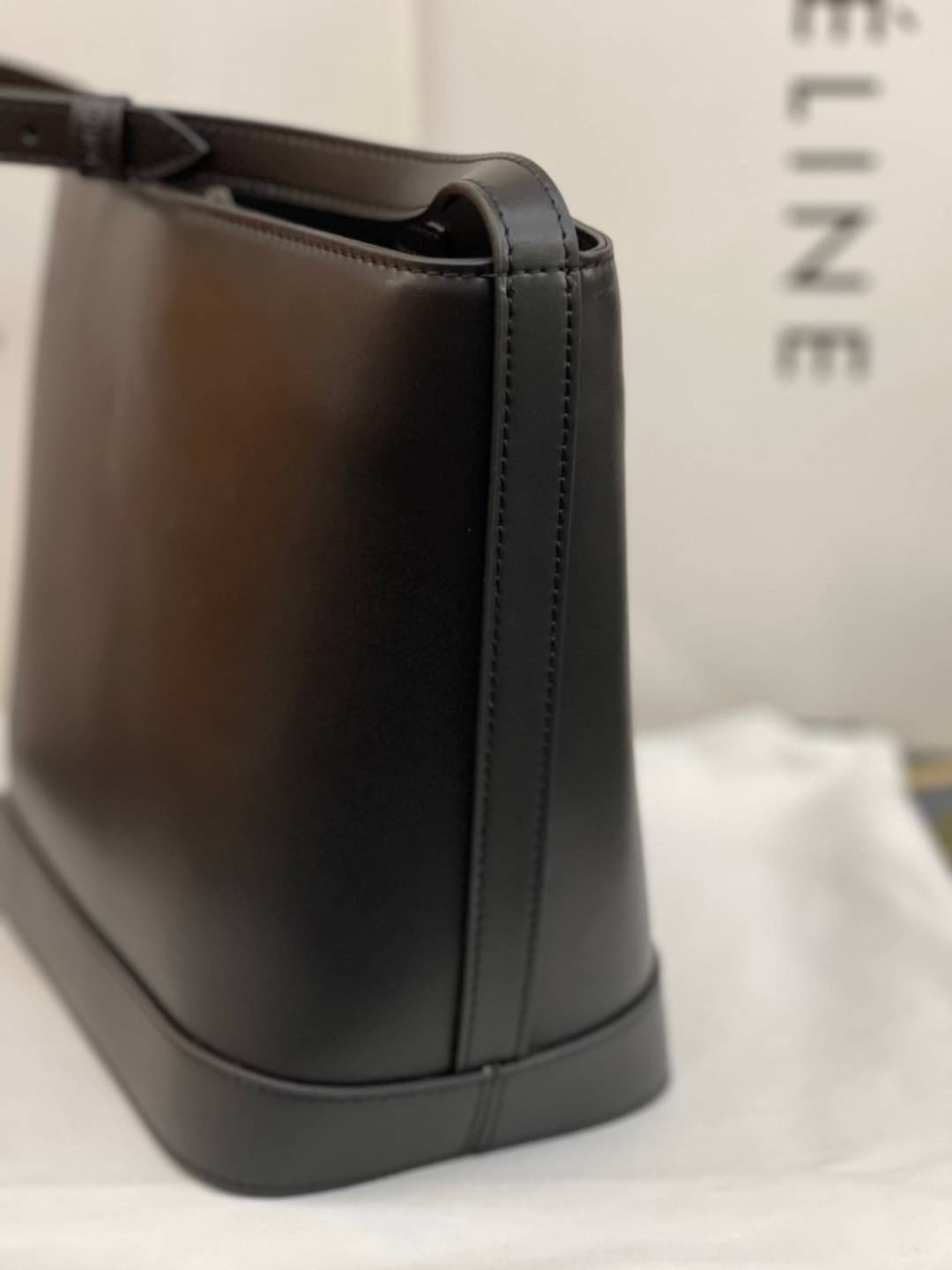 หนังแท้ CELINE SMALL BUCKET CUIR TRIOMPHE IN SMOOTH CALFSKIN / CELINE BUCKET BAG CUIR TRIOMPHE พร้อมส่งที่ไทย คอลเลคชั่นใหม่ ฮิตข้ามปี กับกระเป๋าสะพายทรงถัง ใช้งานง่ายที่สุด สายสะพายในตัว ปรับใช้ได้เลย วัสดุหนังวัว เรียบหรู ผู้ดีไปอีก โดดเด่นด้วยโลโก้เอกล