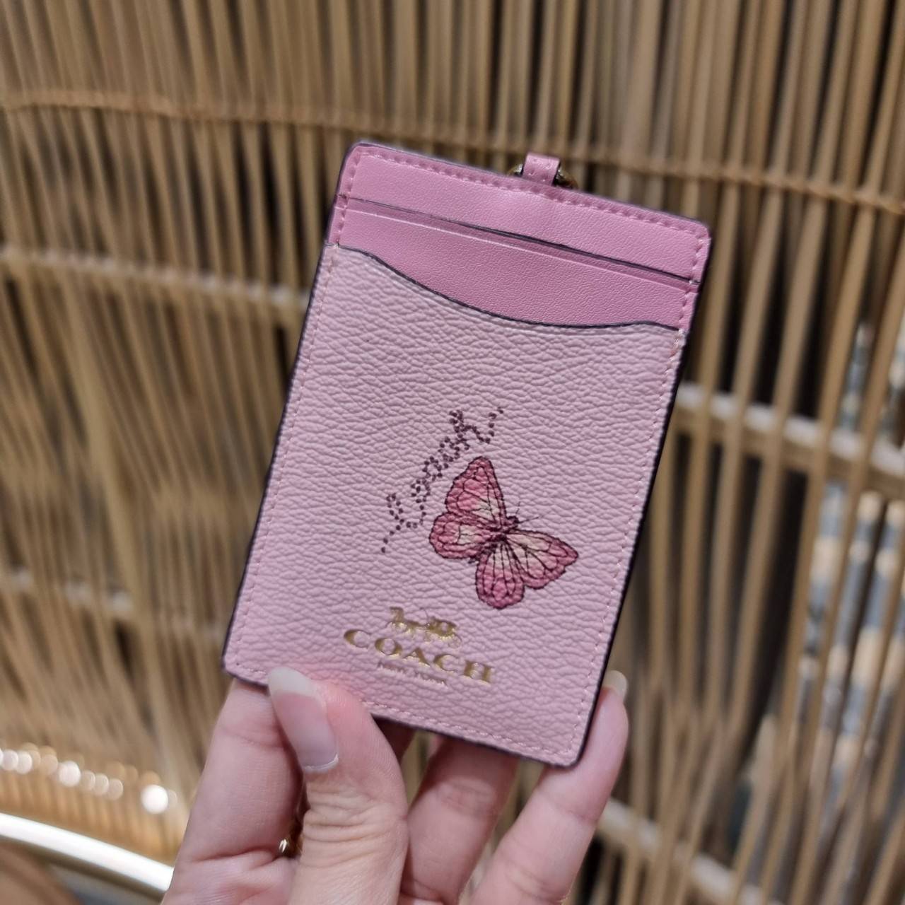 COACH C3305 ID LANYARD IN COLORBLOCK SIGNATURE CANVAS ง่ายๆแบบไม่ธรรมดา!! คลาสสิคแต่มีดีเทลโดดเด่น!! กระเป๋าถนอมบัตร พร้อมสายคล้องคอ ดีไซน์ลวดลายสวย ดูดีทุกแบบ ใช้งานง่าย พกพาสะดวก จะใส่บัตรพนักงาน บัตรเครดิต บัตรปชช. ใบขับขี่ และบัตรอื่นๆที่อยากจะใส่!! ต