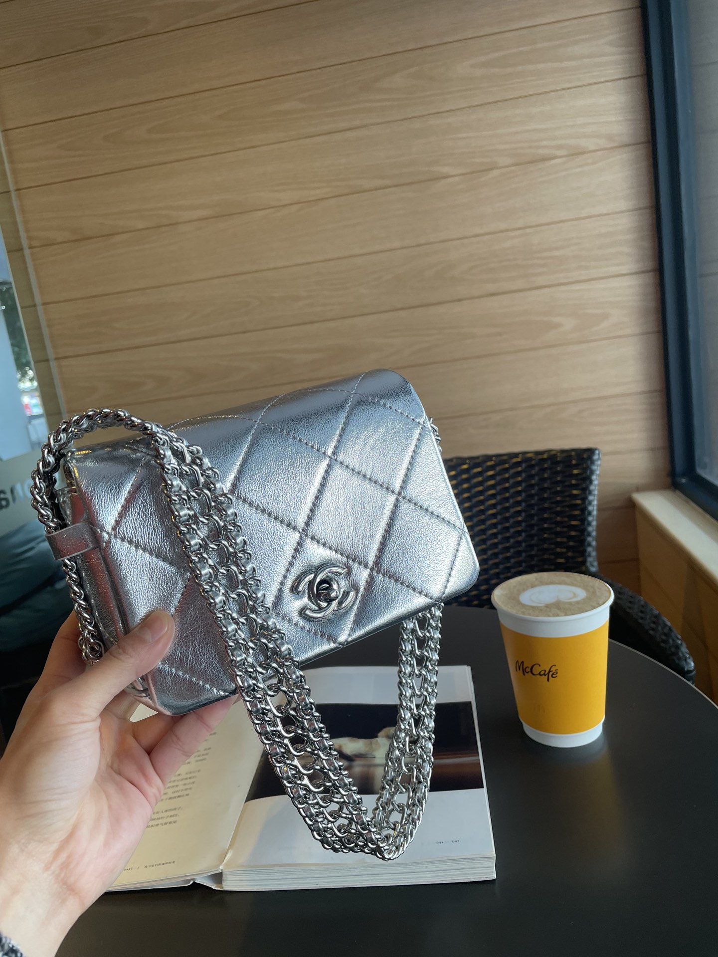 Chanel shoulder bag with chain 8" / Chanel Bag พร้อมส่ง กระเป๋าสะพาย สายโซ่อะไหล่เงินทบสามชั้น หรูหรา งานหนังเรียบสวย มาพร้อมกล่อง อปก ครบเซ็ท รอบนี้จัดราคาพิเศษสุดคุ้มค่ะ ใช้งานต่างประเทศได้ ภาพถ่ายจากงานขายจริง