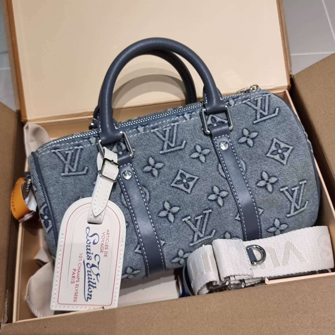 LV bandouliere 25 washed denim monogram keepall bag ใหม่ล่าสุด กับกระเป๋าทรงหมอนสุดฮิต ที่มาในรูปแบบ washed denim สวยคลาสสิค ดูแพงสุดๆ