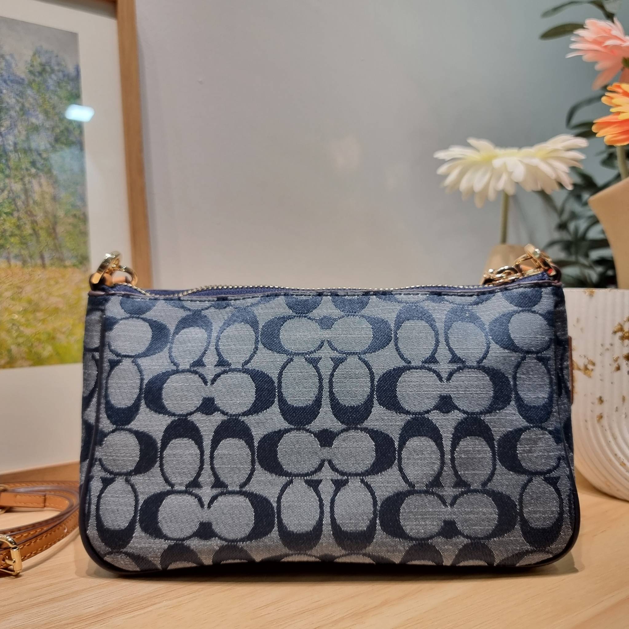 COACH NOLITA 19 IN SIGNATURE CHAMBRAY CH149 พร้อมส่ง คอลเลคชั่นใหม่ น่ารักน่าใช้ ในสไตล์คลาสสิค กระเป๋าทรงพอชขนาดมินิ ที่สามารถสะพายไหล่ และกึ่งคล้องมือใช้ได้ 2 สไตล์