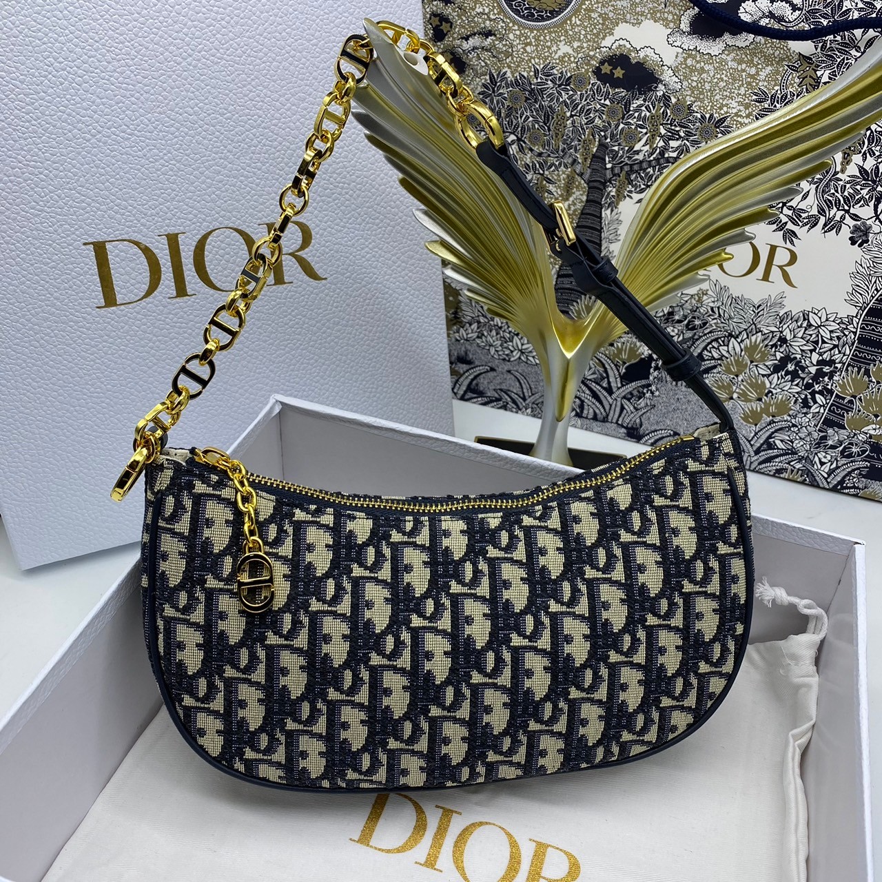 DIOR CD Lounge Bag Blue Oblique Jacquard / Dior pochette คอลใหม่ 2023 กระเป๋าสะพายทรงพอช คล้องแขน หรือสะพายไหล่ได้ ภายในเป็นช่องโล่ง สวยหรู อย่าพลาดกันน้า!!