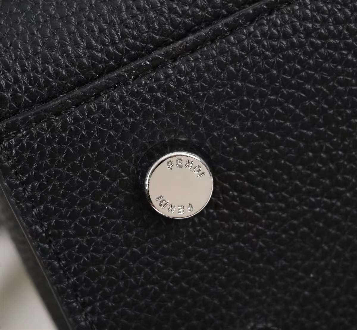 FENDI Monster Bag 30cm หนังคาเวียร์ เกรดเทพออริจินอล กระเป๋ายอดนิยมของแบรนด์ ดีไซน์สวยเรียบหรูแฝงด้วยความเก๋ สามารถสะพายหรือถือ เหมาะสมกับวัยรุ่น สะดวกในการพกพาไม่ว่าสาว ๆ จะไปเที่ยวต่างจังหวัด ต่างประเทศหรือแม้กระทั่งทำกิจกรรมแอดเวนเจอร์ต่าง ๆ ก็ไม่ทำให้