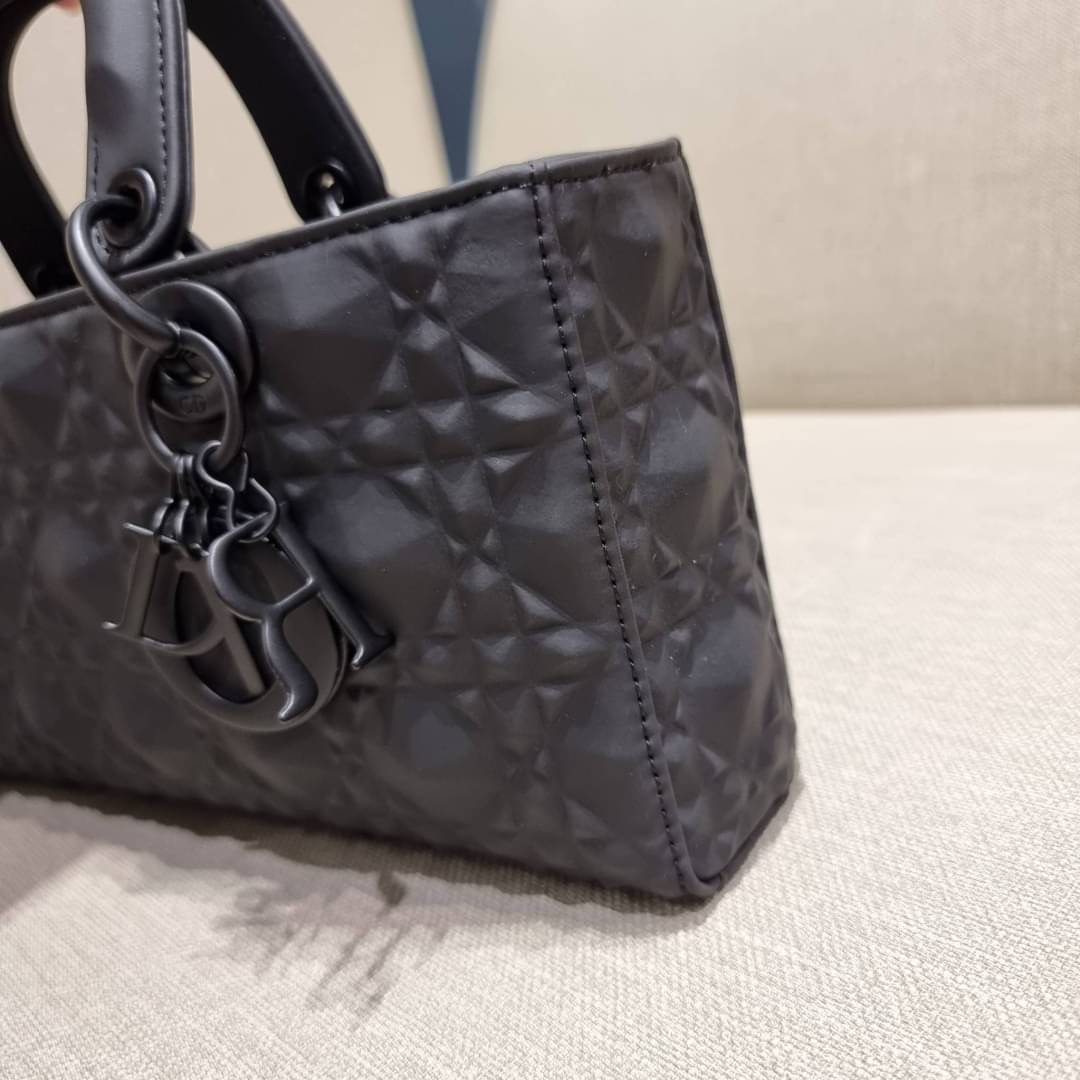 พร้อมส่ง DIOR LADY D-JOY BAG Cannage Calfskin with Diamond Motif / CD LADY D-JOY BAG ดีไซน์ใหม่ อัพเลเวลความหรู กับกระเป๋าสะพายข้างที่รอบนี้ดีไซน์รูปทรงโฉมใหม่ ใช้งานง่ายขึ้น สะดวกใช้มากขึ้น