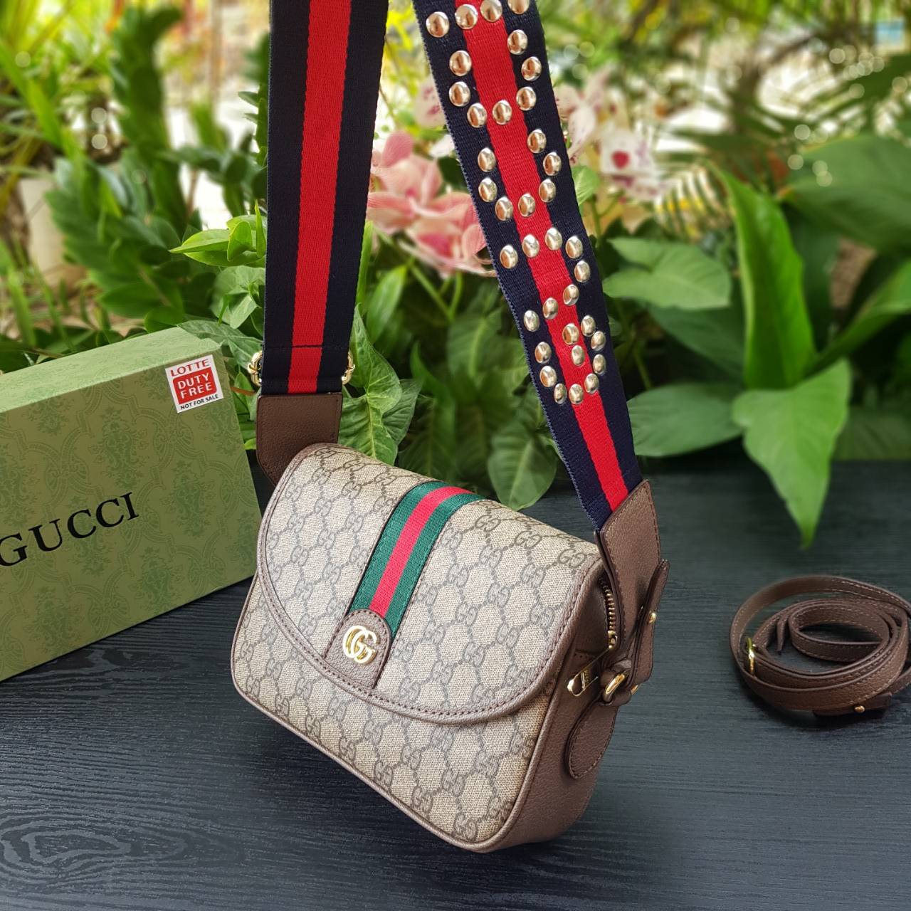 GUCCI Ophidia mini GG shoulder bag กระเป๋าถือ กระเป๋าสะพายทรงสวย ดีไซน์ที่เป็นเอกลักษณ์ จะถือเป็นครัช สะพายไหล่ หรือครอสบอดี้ก็สวยลงตัวได้ทุกสไตล์