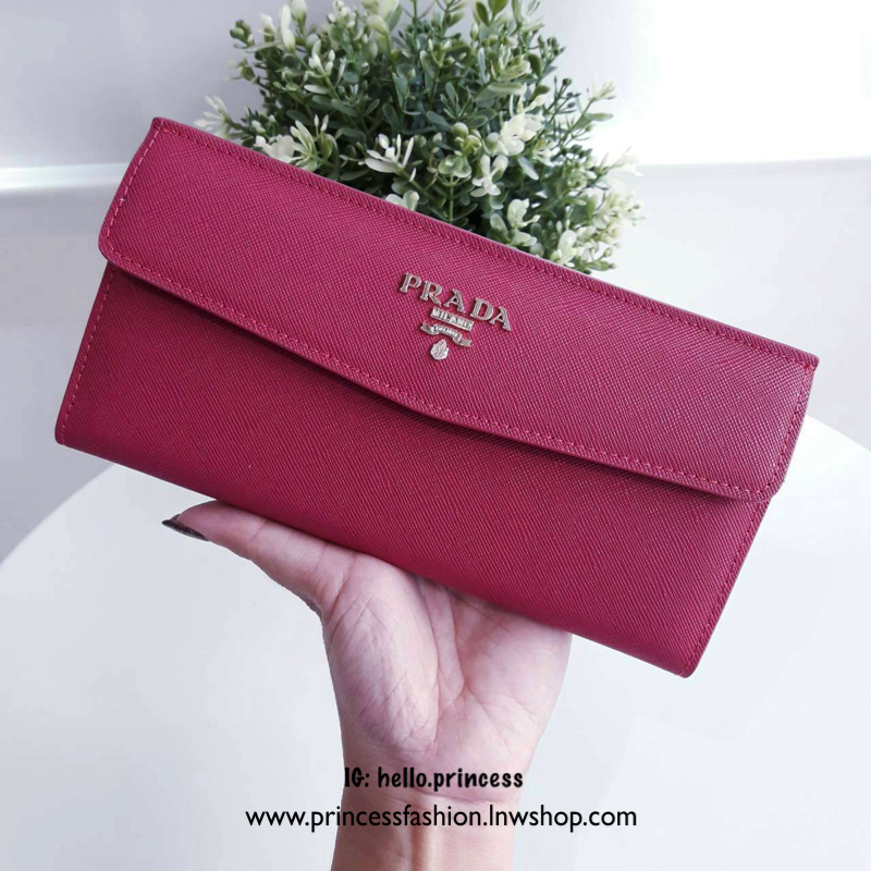 Best Seller~~ กระเป๋าสตางค์ยาว **ทรงหรู จากงานพรีเมี่ยมกิ้ฟ จากเคาเตอร์ต่างประเทศ จากแบรนด์ PRADA ลายหนัง saffiano ของแท้ 100% มีช่องใส่บัตร ถึง 12 ช่อง และช่องซิปใส่ของจุกจิกได้ น้ำหนักเบา จับถนัดมือ ขนาดกำลังดีคะ ถือแล้วดูดี อะไหล่ทองสุดหรู **ใช้แล้วสวย