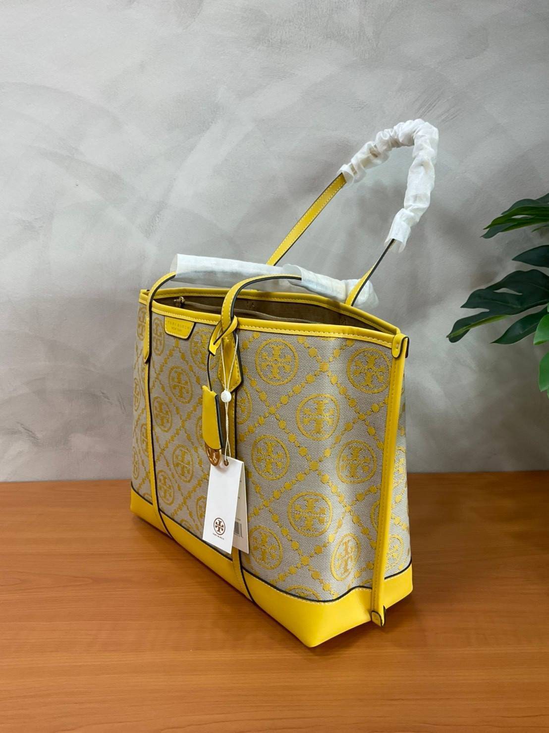 TORY BURCH T MONOGRAM TRIPLE - COMPARTMENT TOTE กระเป๋า/สะพายไหล่ทรง SHOPPING BAG วัสดุผ้าผ้าแคสวาสปักลายสัญลักษณ์แบรนด์ ตั้งอยู่ทรง สวยหรู ดูแพง จุของได้เยอะมาก ภายในแยกเป็น 2 ช่องหลัก 1 ช่องซิปตรงกลาง แบ่งเป็นสัดส่วนใช้งาน