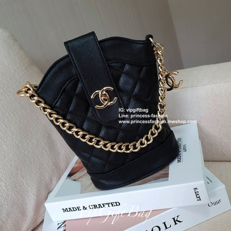 สวยหรูคลาสสิค **มีสายให้สองแบบ CHANEL VIP GIFT CROSSBODY BAG งาน CHANEL VIP GIFT ของแท้ 100% จากเคาเตอร์แบรนด์ CHANEL ทรงสวย ขนาดกำลังดี วัสดุหนัง CAVIER PU เปิดปิดด้วยกระดุมหน้าแบบบิดปลอดภัยหายห่วง ด้านในมีซิปอีกชั้น อะไหล่ทอง หัวซิปปั้มแบรนด์ ด้านในใส่โ