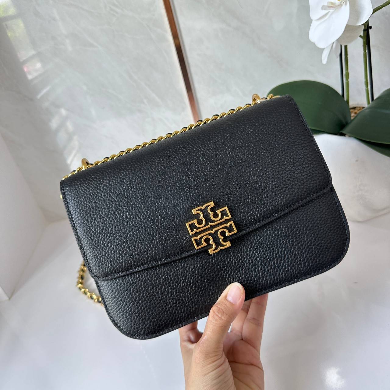 Tory Burch Britten Small Convertible Shoulder Bag คอลเลคชั่นใหม่สุดเรียบหรู กระเป๋าสะพายไหล่หรือสะพายข้าง วัสดุหนังอย่างดี