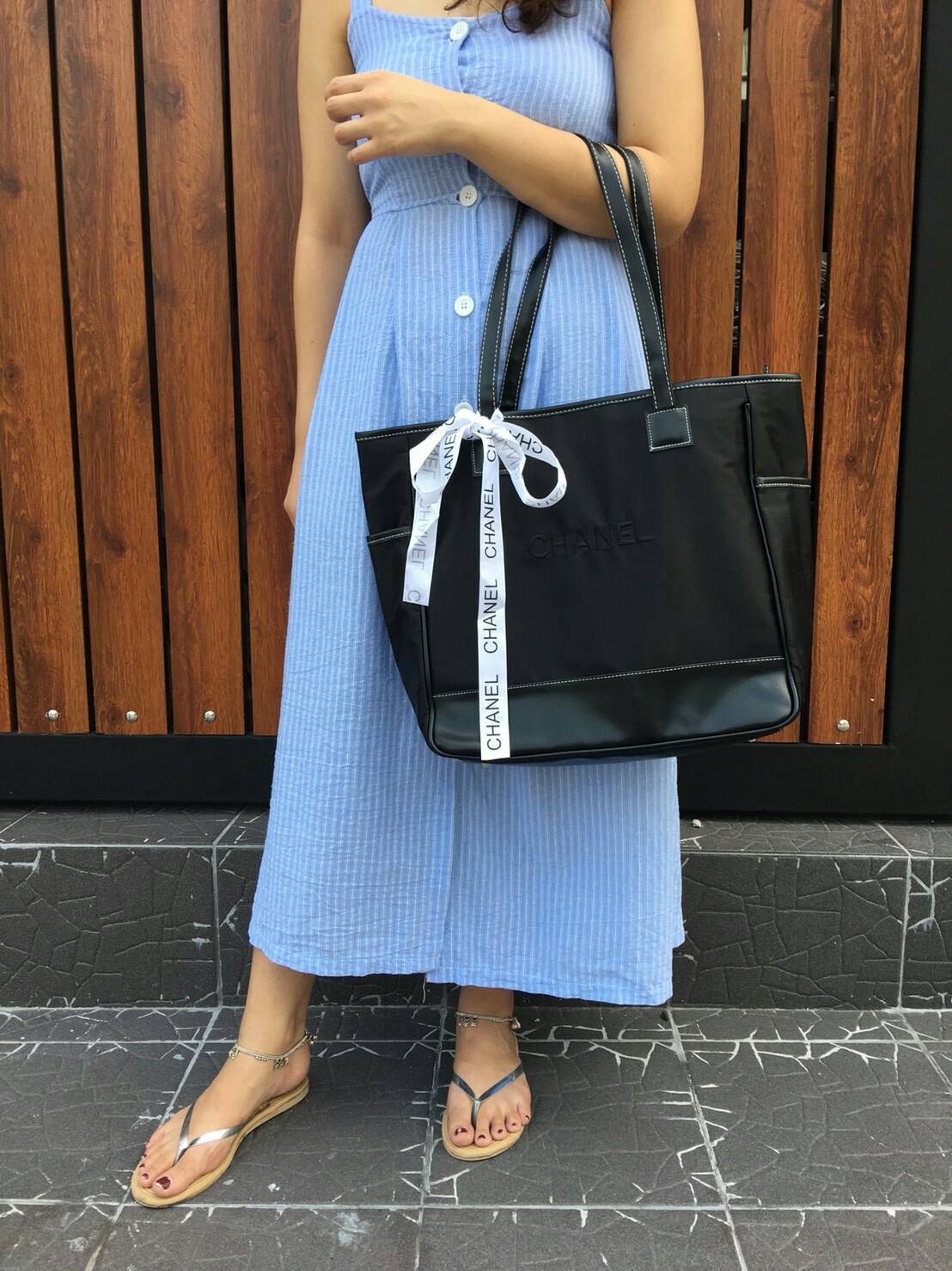 NEW! Chanel Shopping Bag with Ribbin พรีเมี่ยมกิ้ฟของแท้จาก Chanel Cosmetic Counter วัสดุ Polyester & Nylon เนื้อหนาตัดหนังเรียบสีดำเพิ่มความแข็งแรงอยู่ทรง เปิดปิดด้วยซิปสะดวกใช้ น้ำหนักเบา จุสุดๆค่ะ ภายในมีช่องซิปและช่องใส่ของหลายช่อง ใส่เอกสาร A4 หนังสื