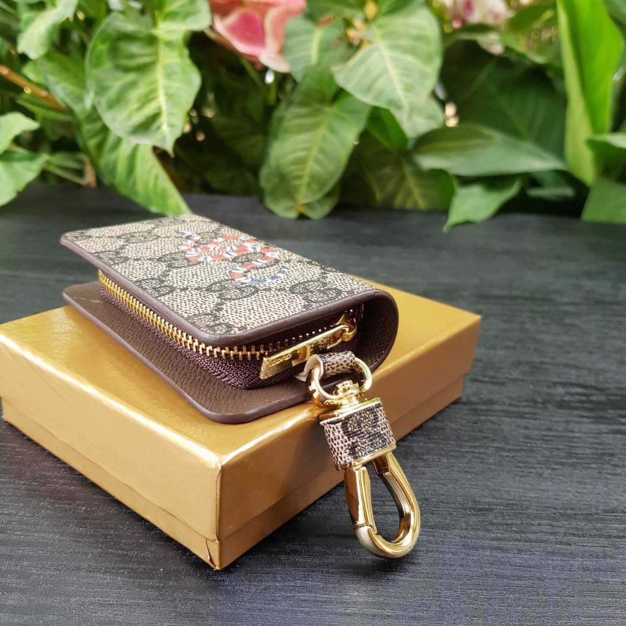 GUCCI Keychain กระเป๋าพวงกุญแจสุดหรูหรา ที่จะทำให้การหากุญแจรถยนต์ของคุณเป็นเรื่องง่าย ขนาดกระทัดรัด หยิบจับง่าย