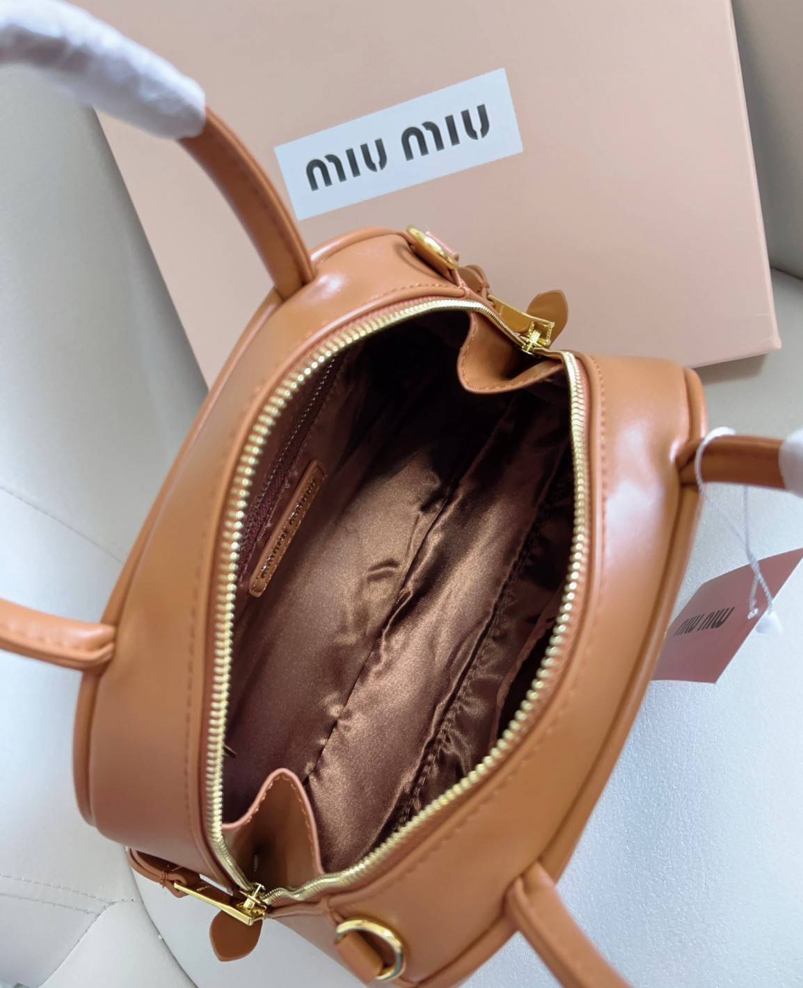 MIU MIU HALF-MOON TOP HANDLE BAG / Patent leather bowling bag / Miu Miu Leather top-handle bag กระเป๋าทรงพระจันทร์เสี้ยว หนังนิ่ม ลื่นเงา ตัดกับอะไหล่ทองได้ลงตัว
