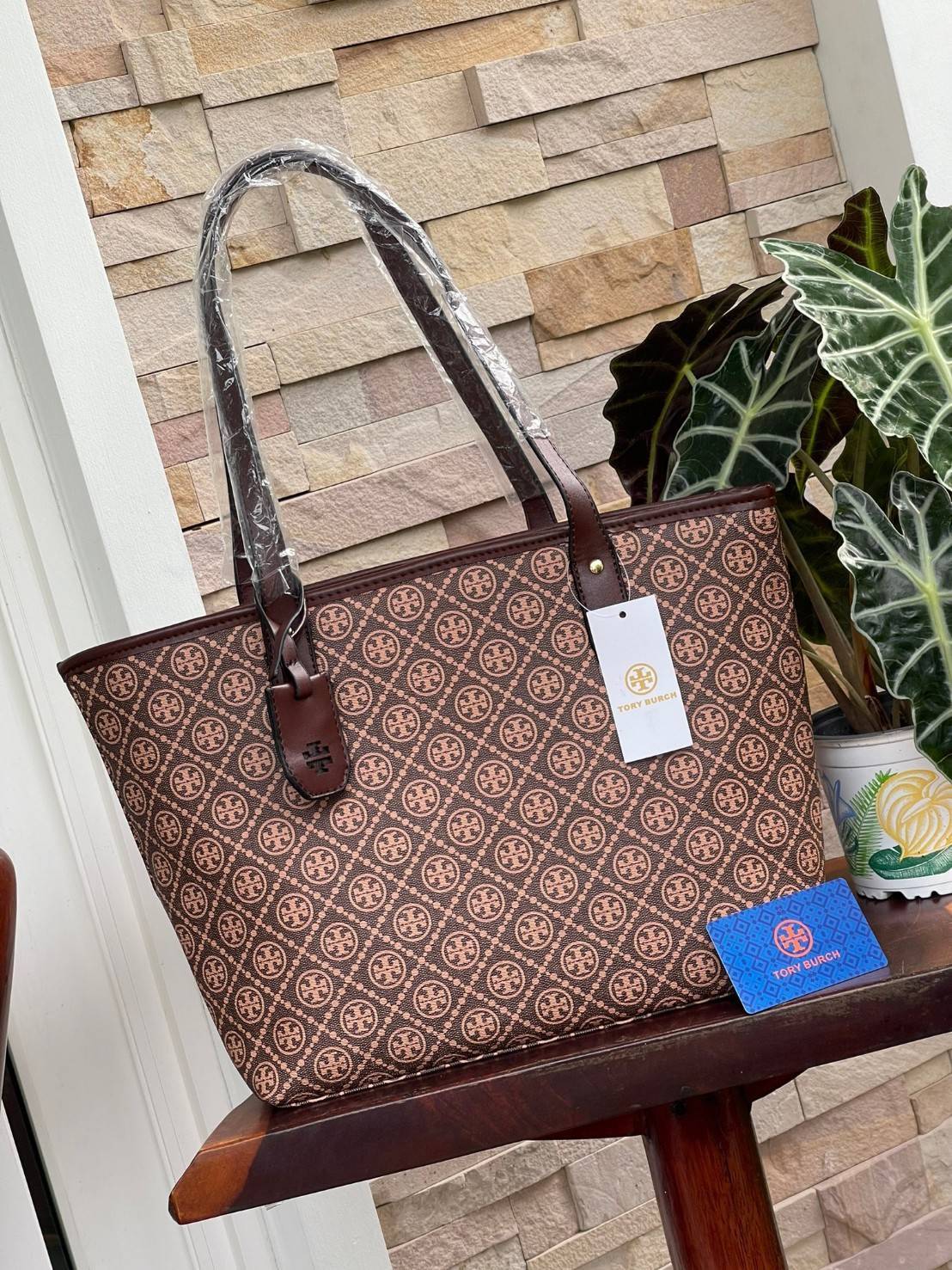 OUTLET 】Tory burch T Monograme Large shopping bag กระเป๋าสะพายใบไหล่ใบใหญ่ โดยตัวกระเป๋าทำมาจากผ้าแคนวาสเคลือบผิวด้านทนต่อรอยขีดข่วนได้เป็นอย่างดี ขนาดที่ใหญ่สามารถใส่ได้ทั้งเอกสารและสัมภาระต่างๆ พร้อมด้วยซิปปิดกระเป๋าด้านบนจึงเป็นอีกรุ่นที่เหมาะกับสาวออฟ