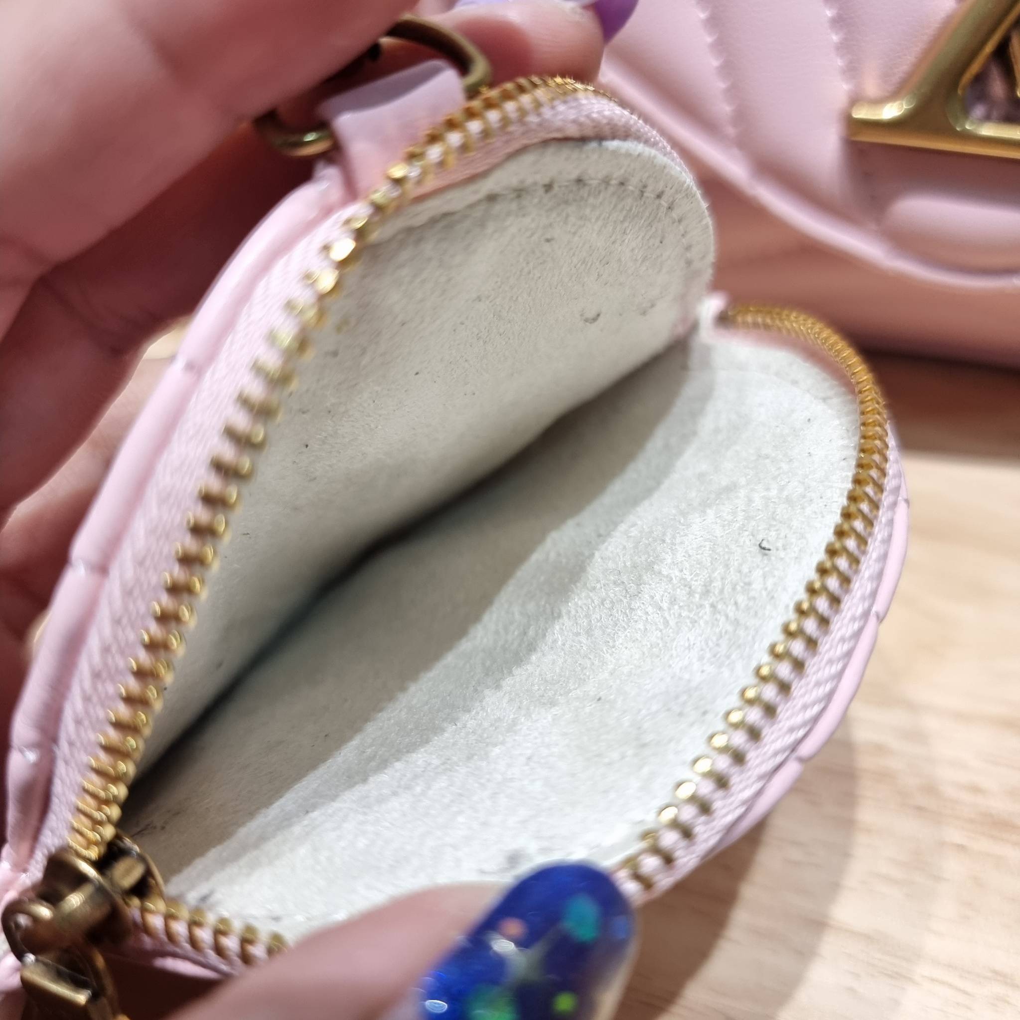 LV new wave pochette multi bag กระเป๋าสะพายมัลติฟังก์ชั่น มาพร้อม box set รับรองว่าดีงาม ลูกเล่นคลาสสิคผสานความวินเทจ มีสายสะพายให้ 2 เส้น และกระเป๋าใบลูก เล็กน่ารัก