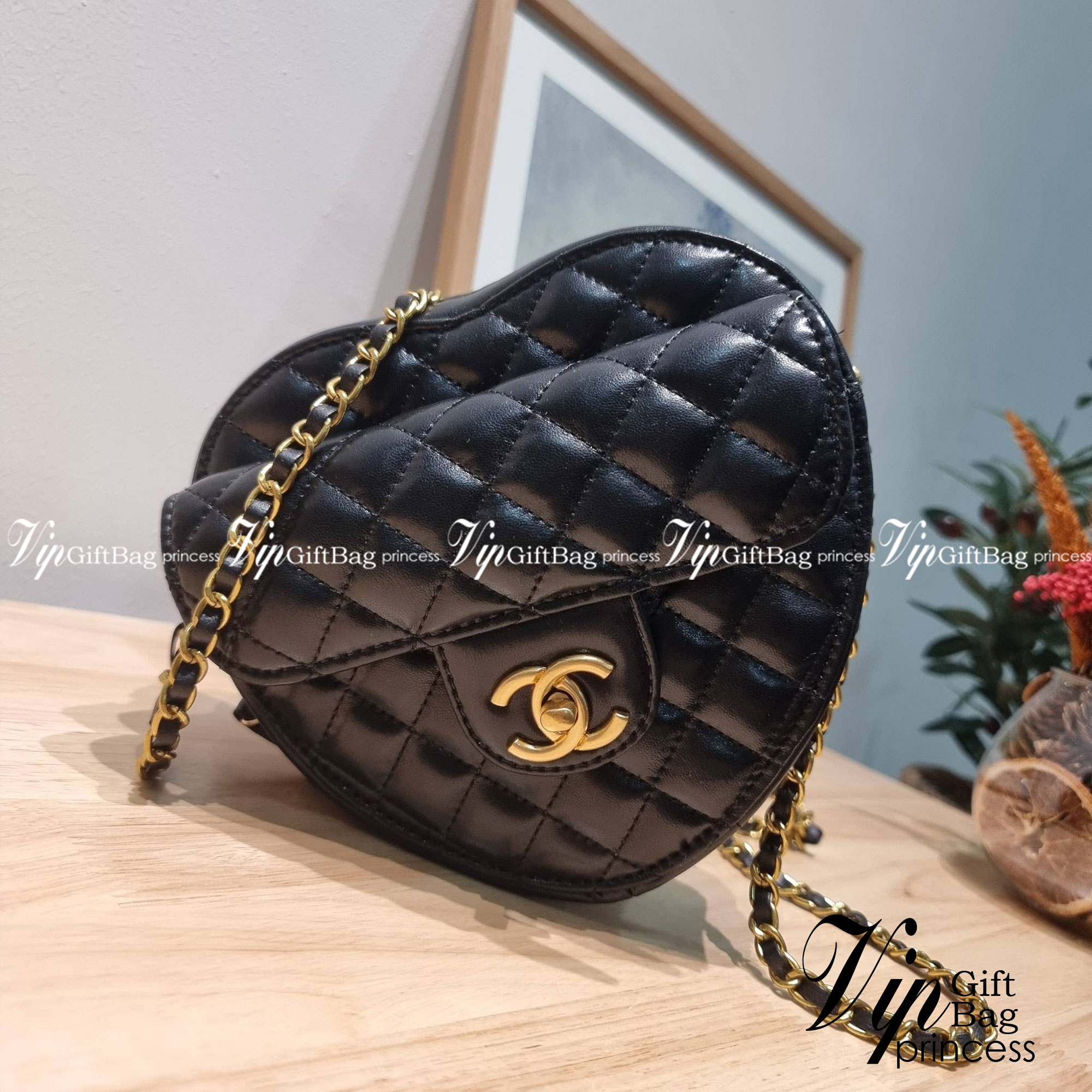 CHANEL Heart Bag Lambskin & Gold-Tone Meta สวยมาก มงลงมาก!! กระเป๋าสะพายสุดคิ้วท์ ที่ดีไซน์รูปทรงหัวใจไม่ซ้ำใคร น่ารักทุกสี น่าใช้ไปเลยแม่!! วัสดุหนังแกะฟอกสี เปิด-ปิดด้วยซิป ด้านหน้ามีช่องเก็บของจุกจิก ภายในเป็นช่องโล่ง ใส่มือถือ ใส่กระเป๋าสตางค์สั้นได้ 