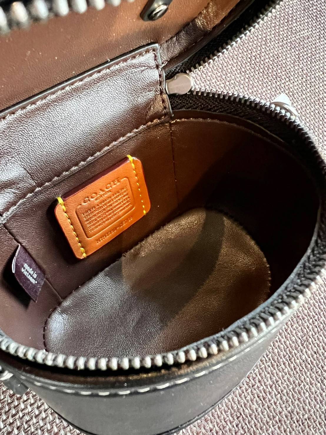 COACH TRAIL CROSSBODY 12 IN SIGNATURE CANVAS CE768 // CE769 มอบเป็นของขวัญปีนี้ รุ่นนี้ต้องเข้าแล้วล่ะคะ พร้อมส่งที่ไทยจำนวนจำกัด! ได้ล๊อตเปิดตัวราคาดีสุดมาค่ะ🎁มอบทันใช้ในช่วงเทศกาลปีใหม่นี้กันค่าา สวยไร้ที่ติ ✔️กระเป๋าใส่ของจำเป็นจุกจิก หน