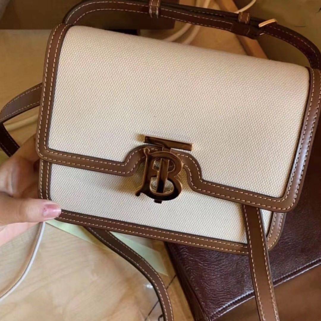 BURBERRY FRAGRANCES CROSSBODY BAG VIP GIFT WITH PURCHASE (GWP) พรีเมี่ยมกิ๊ฟ Limited Edition จากน้ำหอม BURBERRY วัสดุ Canvas & Leather ทรงเหลี่ยมสวยหรูอยู่ทรงมีโลโก้แบรนด์ด้านหน้า เปิดปิดด้วยฝาปิดมีสัญลักษณ์รูปตัวB ภายในมีช่องแบ่งเป็นสัดส่วนสามารถใส่มือถื