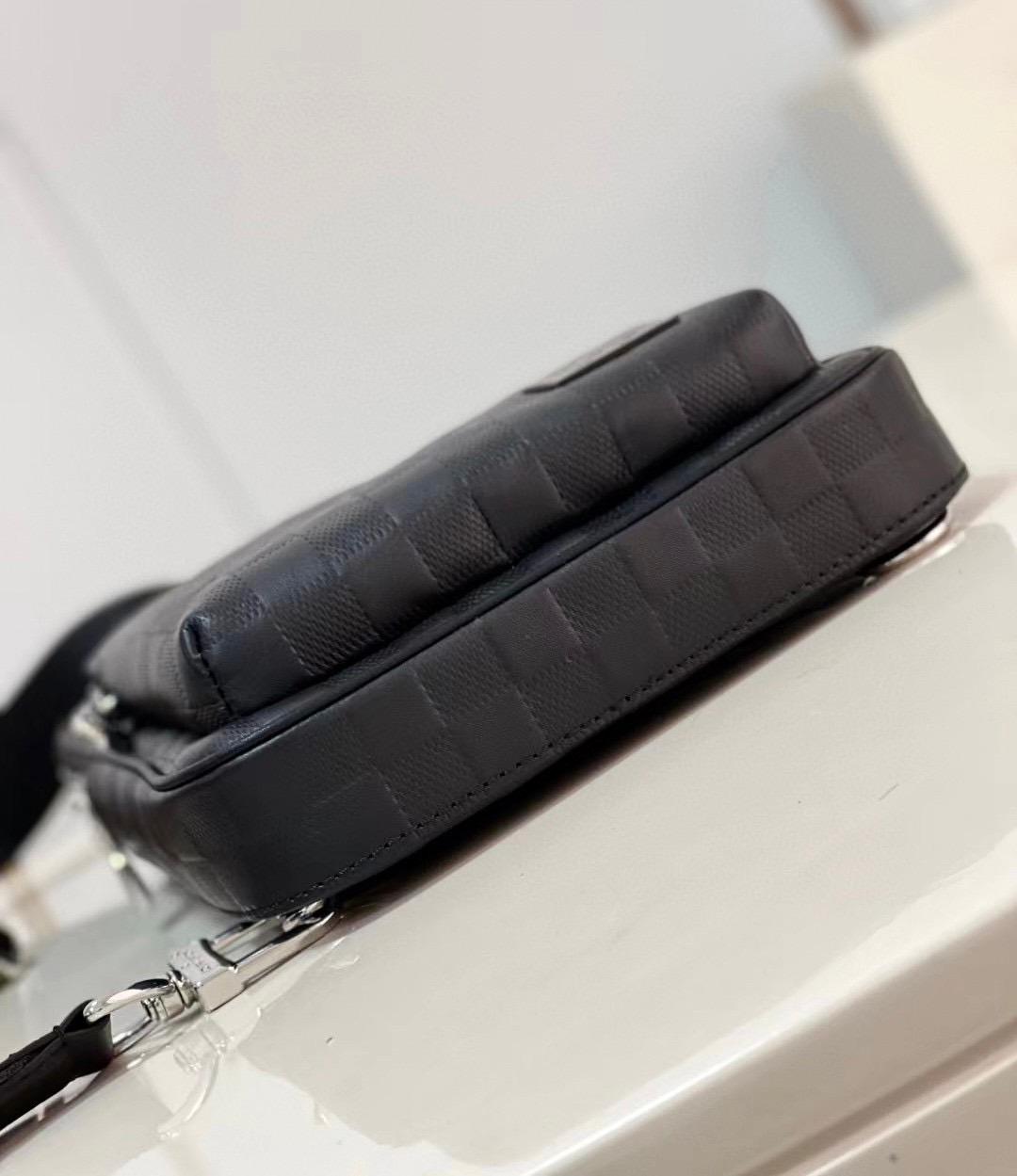 LV Avenue Slingbag NM Damier Infini / Taiga Leather กระเป๋าสะพาย/คาดอก Sling bag หนังแท้สวยลายตารางหมากรุกสุดคลาสสิก สง่างามตลอดกาล มีไว้ไม่มีเอาท์ ท่านชายควรมีมากค่ะ เกรดท็อป ออริ เทียบแท้ 1:1 เกรดดีสุด