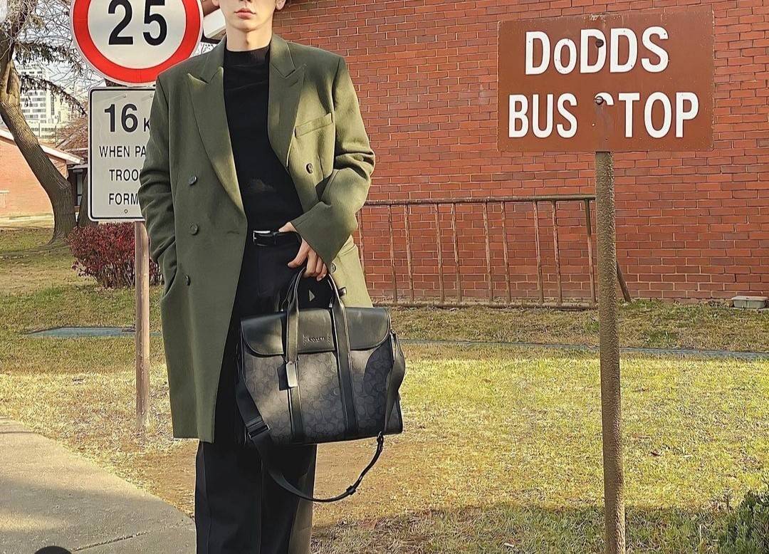 COACH METROPOLITAN PORTFOLIO IN SIGNATURE CANVAS (COACH 39775)🍁 เอาใจสาย smart กับรุ่นยอดฮิต ใช้งานได้ลงตัวสุดๆ ถือว่าเป็นอีกรุ่นที่ถามกันเข้ามาเยอะมากๆ และใช้งานได้ครบฟังก์ชั่นจริงๆ >>วัสดุแคนวาส สลับหนังแท้ หนังคุณภาพมากๆ มีสายสะพายยาว ถอด