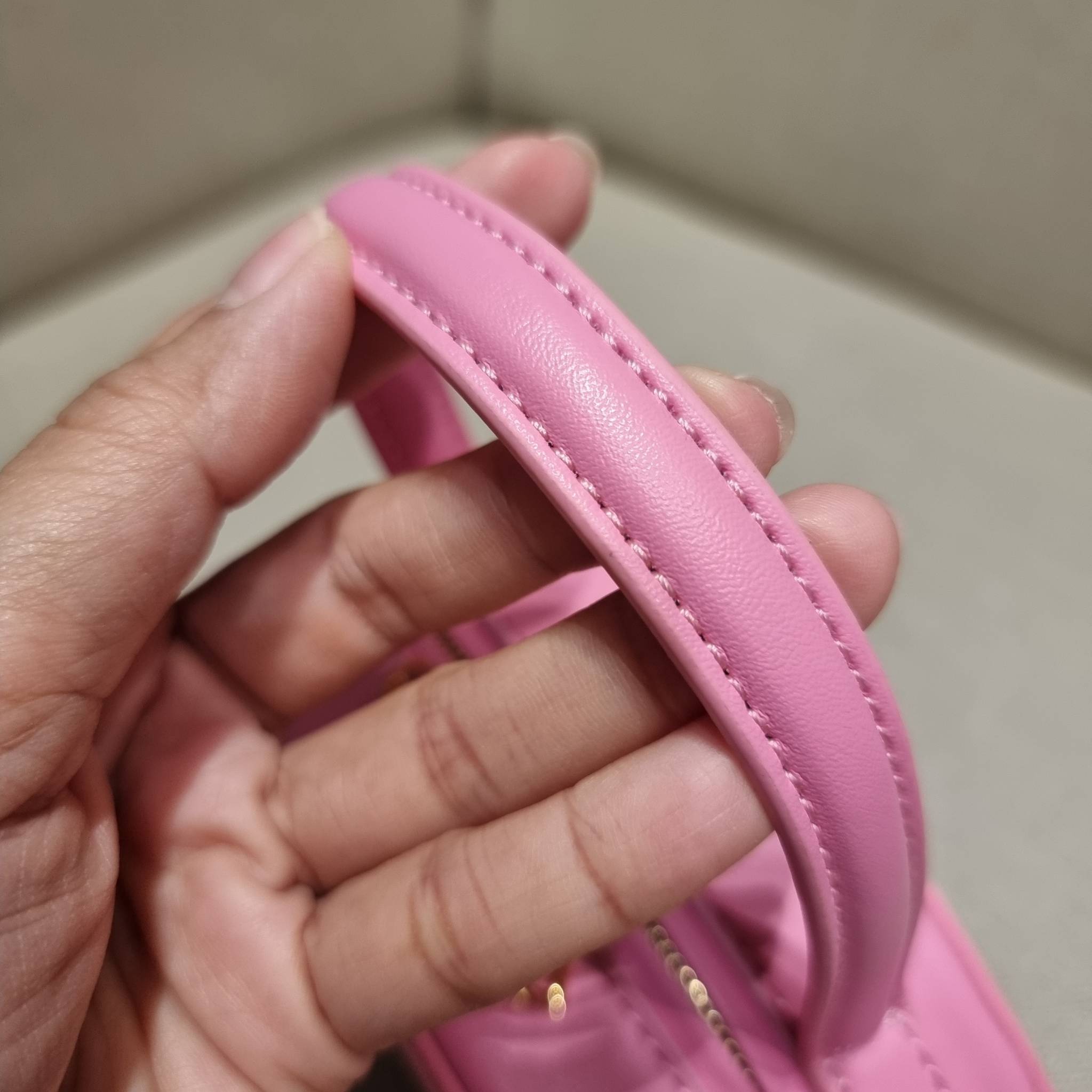 VIP 🥂 CELINE OVAL MINAUDIERE CUIR TRIOMPHE น้องน่ารักม้ากกกก!! น่ารักตะโกนไปเลย!! กับกระเป๋าทรง oval รุ่นแรร์ไอเท็ม ที่หายาก และ sold out ไปหลายรอบ!! น้องใบกะทัดรัด สำหรับสาวๆที่ชอบพกพกของแบบง่ายๆ ให้ชีวิตไม่ยุ่งยาก คล้องแขนใช้งานเก๋ๆ วัสดุหนังสัง