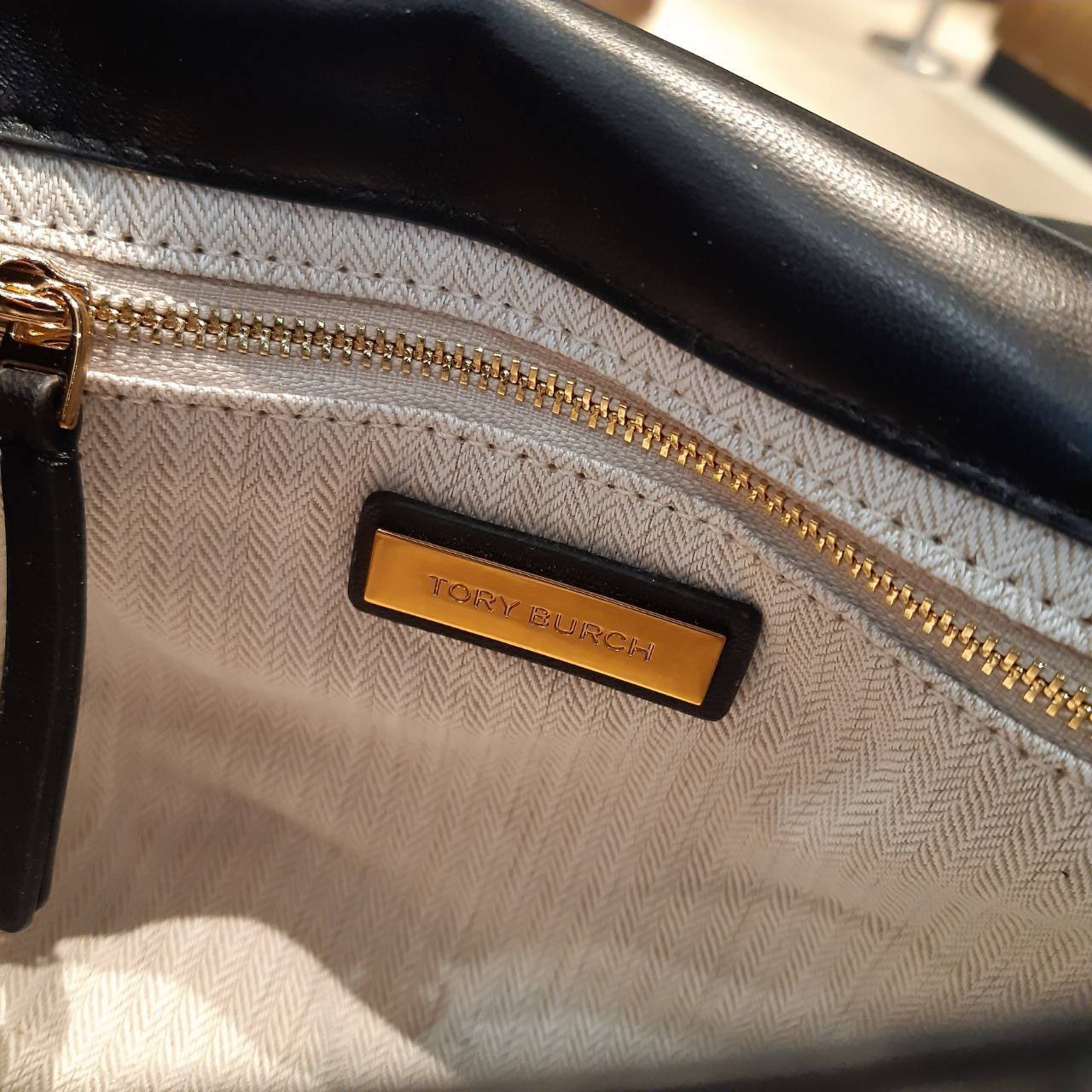 TORY BURCH KIRA CHEVRON SMALL CONVERTIBLE SHOULDER BAG เดอะเบสท์ของปี ขายดีที่สุด ต้องยกให้เลยกับใบนี้ กระเป๋าสะพายข้าง ดีไซน์คลาสสิค เรียบหรู วัสดุหนังแกะ นิ่มและเบา สะพายได้ทั้งวัน