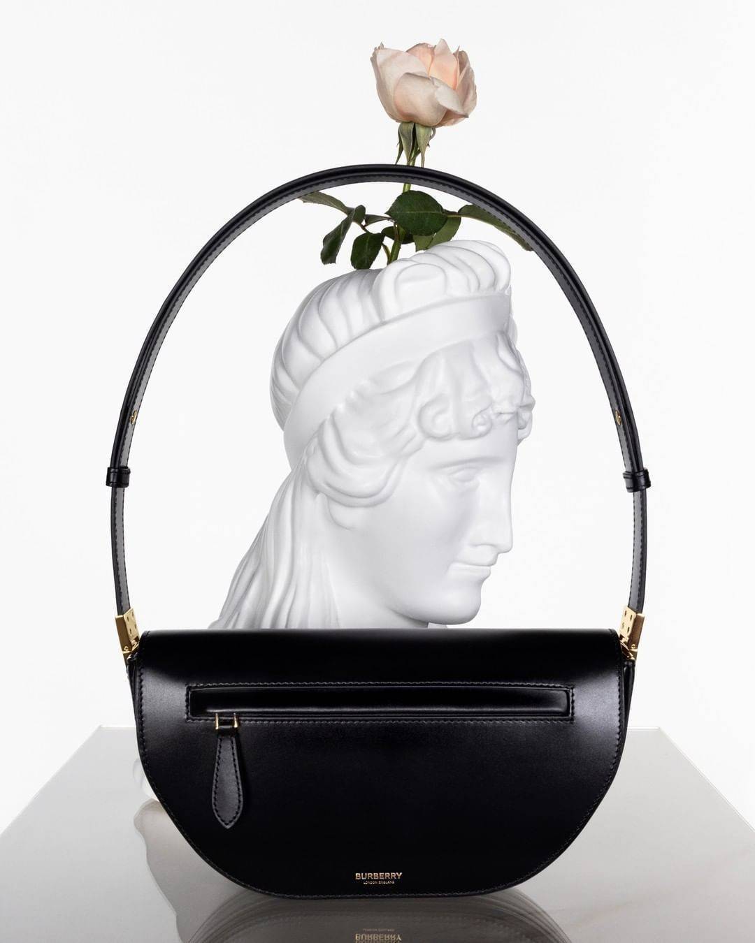 BURBERRY FRAGRANCES HALFMOON BAG VIP GIFT WITH PURCHASE (GWP) กระเป๋าสะพายพรีเมี่ยมกิ๊ฟ Limited Edition รุ่นใหม่จากน้ำหอม BURBERRY DUTY FREE วัสดุหนังแท้ CalfSkin ดีไซน์สวยหรูอยู่ทรงมีโลโก้แบรนด์และช่องซิปด้านหน้า ด้านหลังมีช่องใส่ของ เปิดปิดด้วยฝาปิดแม่เ