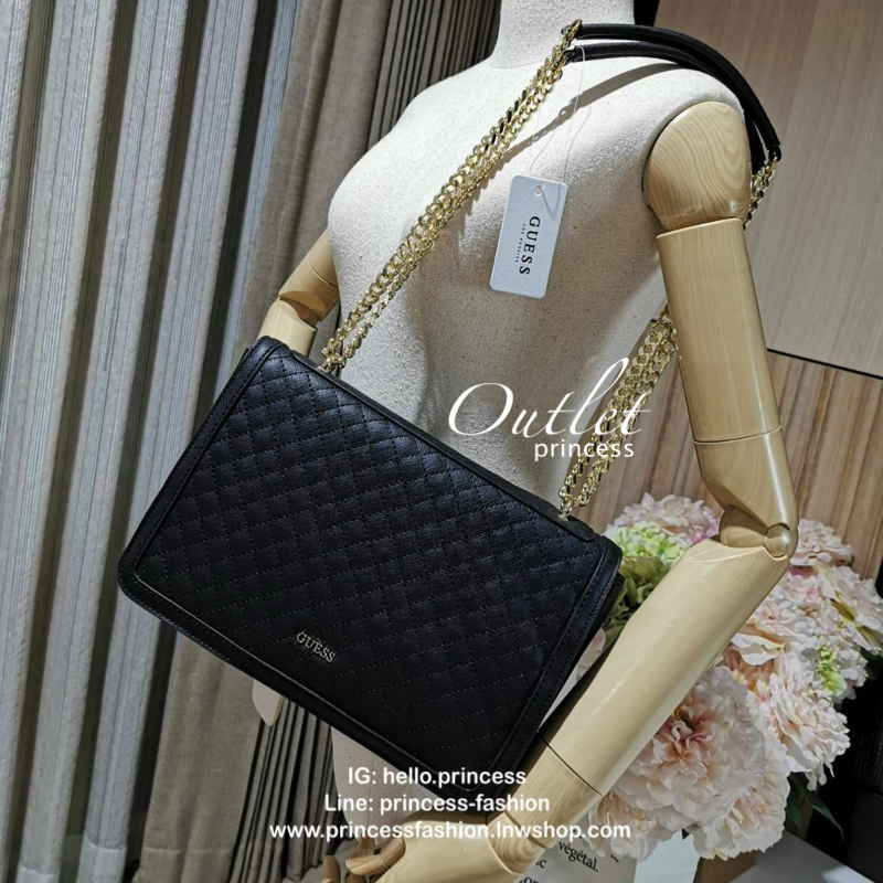 GUESS CROSSBODY BAG กระเป๋าสะพายรุ่นใหม่ล่าสุดทรงเหลี่ยมหนังสวยเดินเส้นลายตารางอยู่ทรงด้านหน้าประดับโลโก้ GUESS อะไหล่ทอง เปิดปิดด้วยฝาปิดกระดุมแม่เหล็ก ภายในมีฌลโก้และช่องซิป กว้างและจุใส่กระเป๋าสตางค์ใบยาว ของจุกจิกได้เยอะ สายสะพายโซ่ตมีที่รองบ่าจะเลื่อ