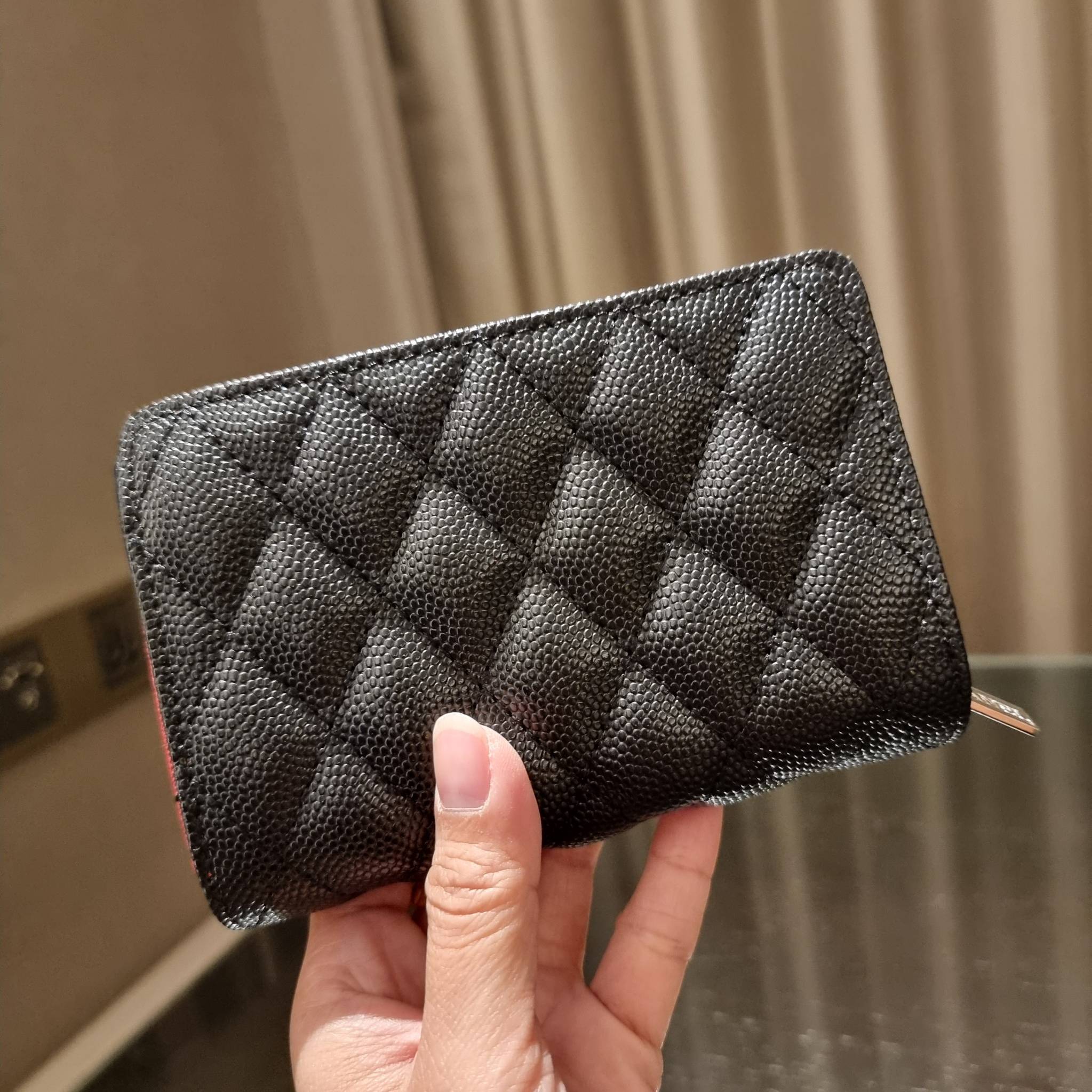 VIP 】หรูสุด ไม่ต้องพูดเยอะ!! HOT ITEM!! กระเป๋าสตางค์ใบกลางขนาดเหมาะมือ ดีไซน์ลุคผู้ดี สวยคลาสสิคจาก Chanel premium for gift วัสดุหนังลายคาร์เวีย ใช้งานง่าย เปิด-ปิดด้วยกระดุมแม่เหล็ก และซิปรูดช่องสำหรับใส่เหรียญ สะดวกมากๆ ภายในกระเป๋ามีช่องใส่บัตร ใส่ธนบ