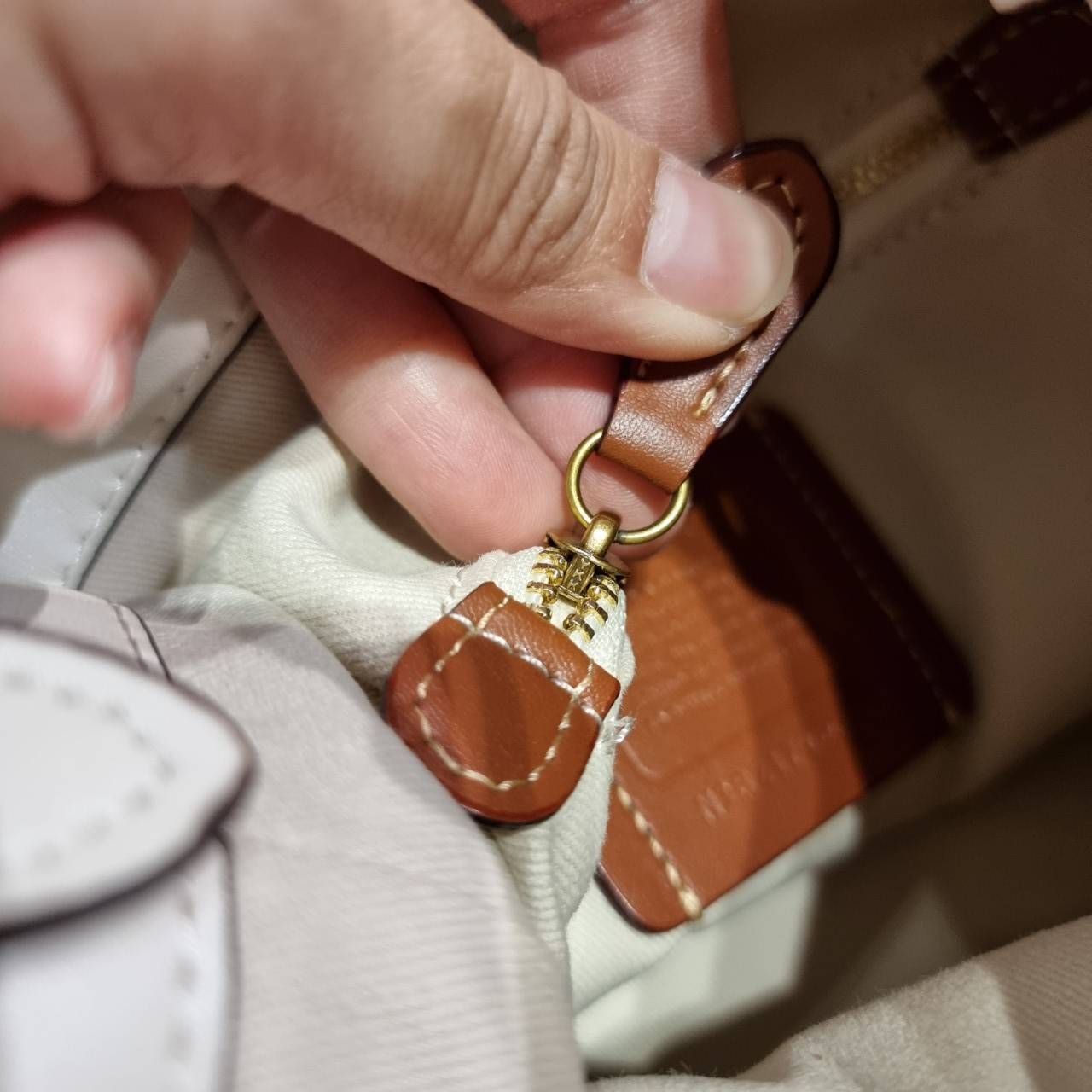 COACH C3853 FIELD BUCKET BAG IN SIGNATURE JACQUARD กระเป๋าสะพายทรงบัคเก็ต รุ่นใหม่ล่าสุด ดีไซน์ลายซิกเนเจอร์บนผ้า jacquard สวยคม เป็นเอกลักษณ์ไม่ซ้ำใคร มาพร้อมสายสะพายผ้าสปอร์ต และสายสั้นสำหรับคล้องแขนได้ สามารถรูดปิดปากกระเป๋าด้วยหนังรอบใบ เพิ่มดีเทลให้ต