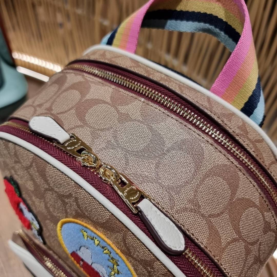 COACH C4115 COACHxPEANUTS COURT BACKPACK IN SIGNATURE CANVAS WITH VARSITY PATCHES แรงดีไม่มีตก กับคอลเลคชั่นที่ใครๆก็หลงรัก กระเป๋าเป้ทรงสวย ดีไซน์ตกแต่งลายสนูปพี โดดเด่นกว่าใคร วัสดุหนังแคนวาสสลับหนัง pepble ลงตัวที่สุด เป็นไอเท็มที่น่ารักและแฝงความหรูเล