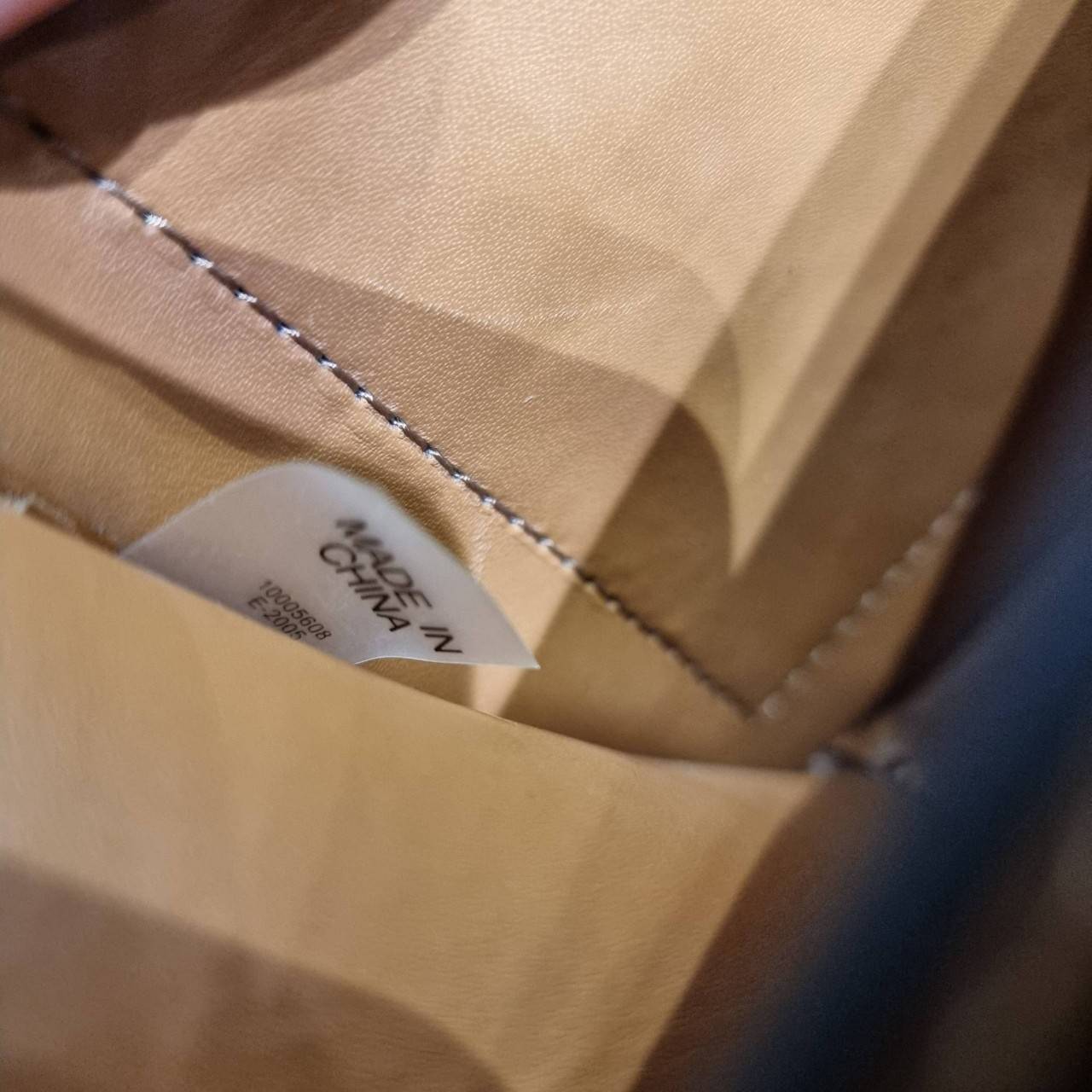 TORY BURCH ELEANOR SMALL CONVERTIBLE SHOULDER BAG ฮอตไอเท็ม รุ่นนี้ขายดีขายหมด คัมแบค!! สวยหรู คุณหนู ผู้ดี!! หายากมากที่สุด!! กระเป๋าสะพายข้าง ดีไซน์อยู่ทรง ขนาดกำลังสะดวกใช้สำหรับสาว วัสดุหนังแท้เต็มใบ สีทูโทน เปิด-ปิดด้วยแถบแม่เหล็ก ภายในแบ่งสัดส่วนได้