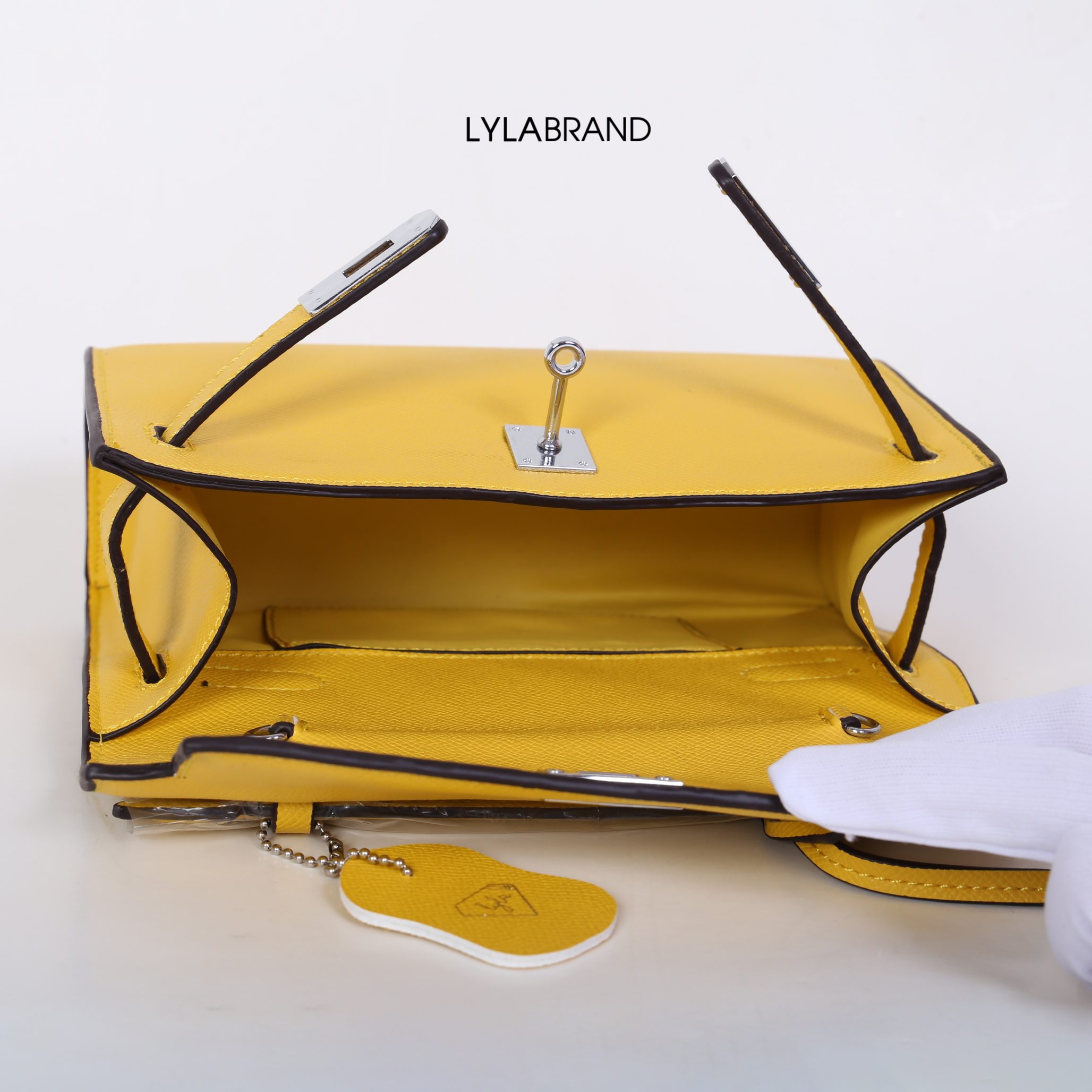 LYLABRAND🔔 KELLY MINI SIZE 22 CM / EPSOM PU TOP PREMIUM มาพร้อมสายหนังและสายโซ่คุณภาพดีสุดๆ ใบเล็กน่ารักพอดิบพอดีถือเป็นครัชออกงานได้ให้ลุคหรูสุด หรือจะใส่กับชุดทำงาน กางเกงยีนส์ ได้หมด ครบเลยค่ะ ให้ลุค ผู้ดีมากๆ ใส่ iphone plus ได้ทุกรุ่น มีสีให้