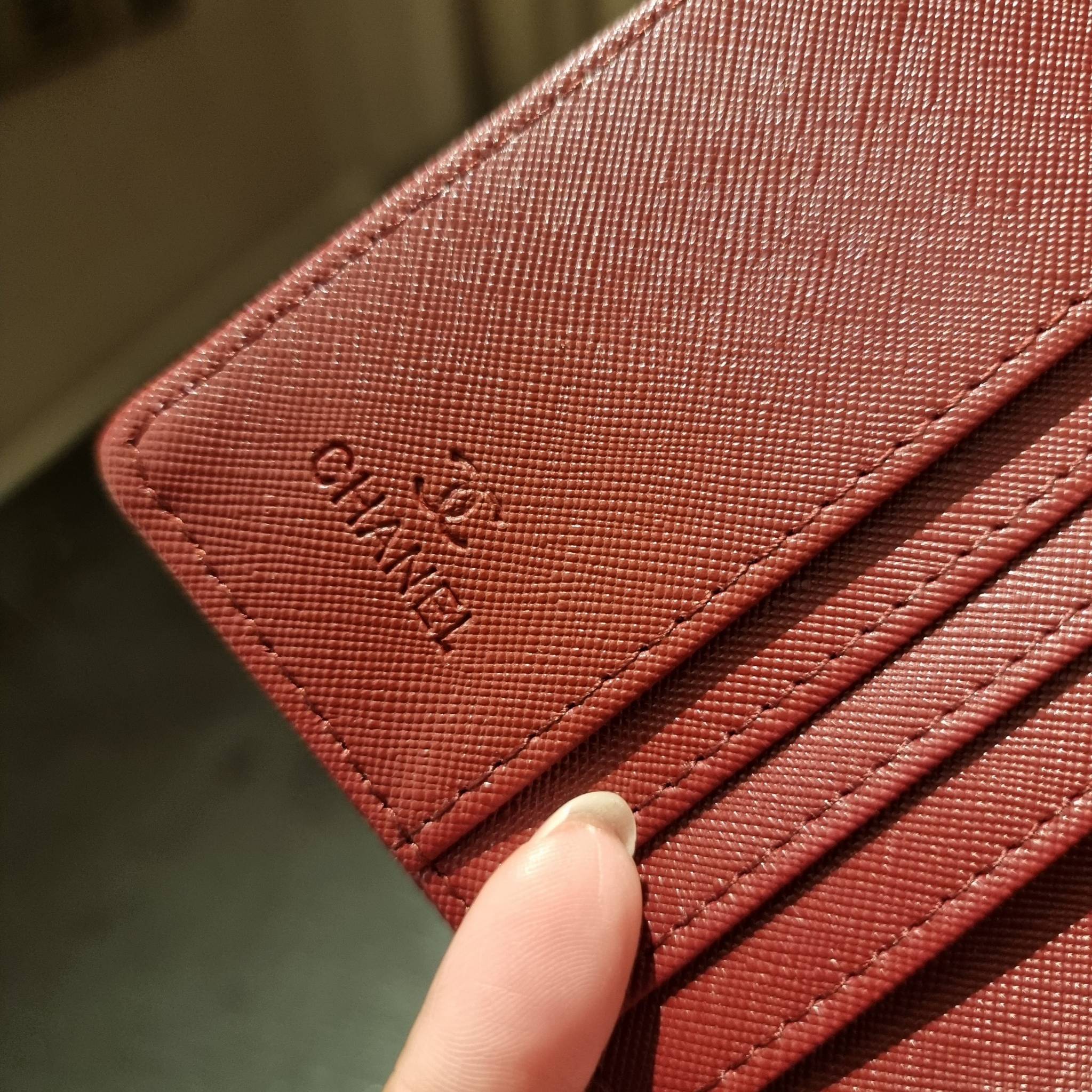 VIP 】มาแล้วจ้า!! รุ่นแนะนำ!! ฮิตติดใจสาวๆ!! กระเป๋าสตางค์ใบสั้นรุ่นฝาพับ จาก Chanel premium for gift เรียบหรู ดูไฮน์ วัสดุหนังสังเคราะห์ลายคาร์เวีย ด้านในเป็นหนังซาฟเฟียโน่ เปิด-ปิดด้วยกระดุมแม่เหล็ก ภายในกระเป๋ามีช่องใส่บัตร ใส่ธนบัตรได้ ดีไซน์เรียบหรูตา