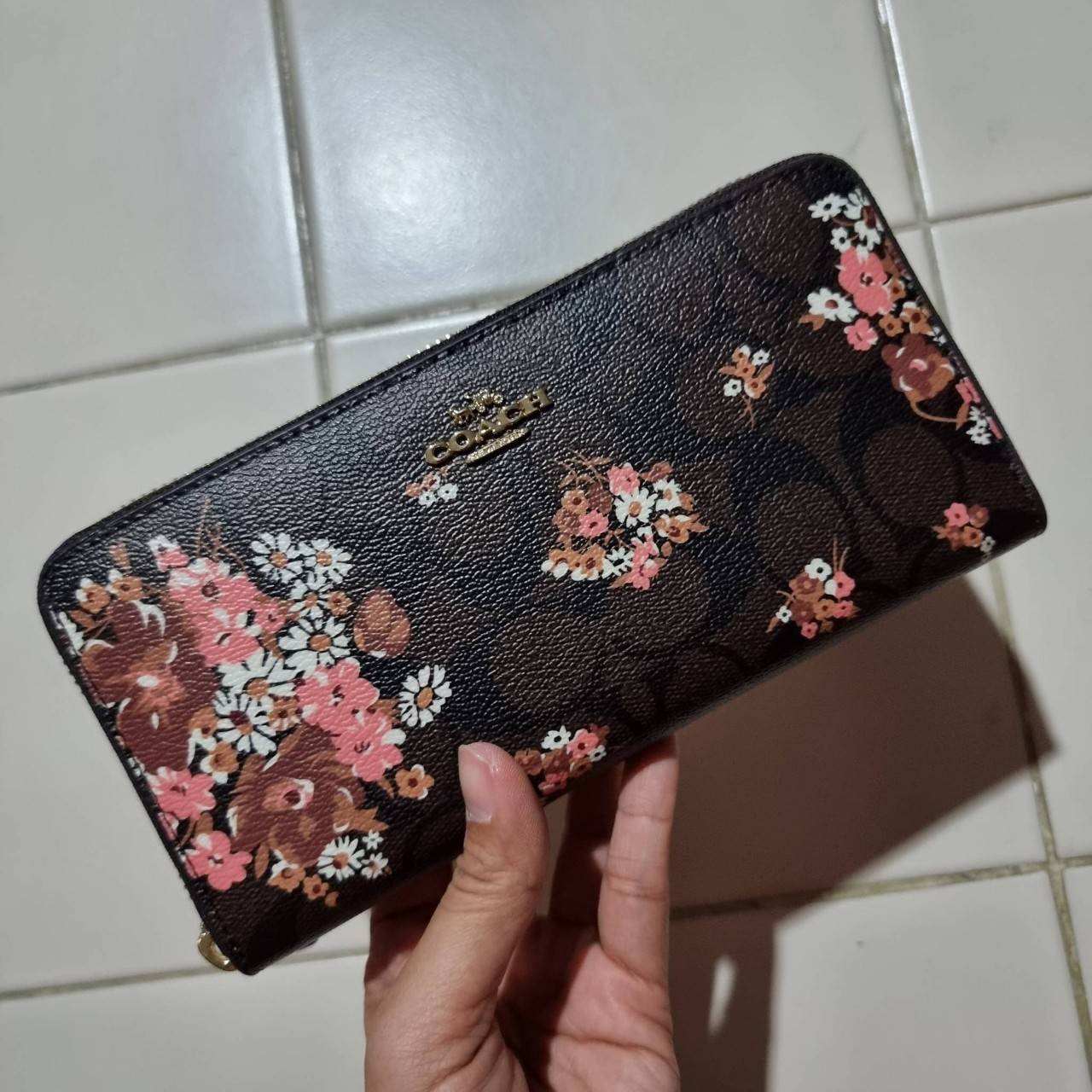 COACH ACCORDION ZIP WALLET IN SIGNATURE CANVAS WITH PRAIRIE ROSE / JUMBO FLORAL / CAMO ROSE FLORAL / MEDLEY BOUQUET PRINT ((F31572/F39189/F26290/F2859)) สวยคลาสสิคไม่มีใครเกิน!! กระเป๋าสตางค์ใบยาว ลวดลายสวย สีสันโดดเด่น วัสดุหนังแคนวาสเคลือบ เปิด-ปิดด้วยซ