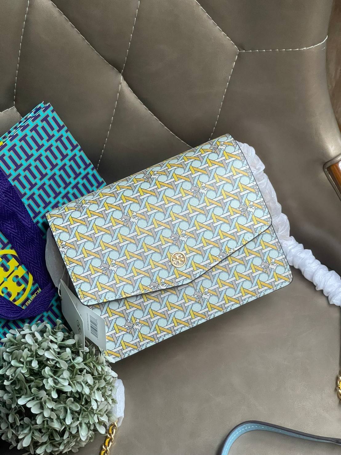 Tory Burch Robinson Printed Convertible Shoulder Bag กระเป๋าสุดคลาสสิค Collection นี้เหมาะกับสาว ๆ วัยรุ่นเป็นพิเศษ ด้วยโทนสีสดใสที่ทางแบรนด์ได้ดีไซน์ออกมาอย่างพิถีพิถัน สามารถตอบโจทย์สาว ๆ ที่มีคาแรคเตอร์หวาน สดใส และร่าเริงได้อย่างแท้จริงอีกทั้งลายโซ่ยั
