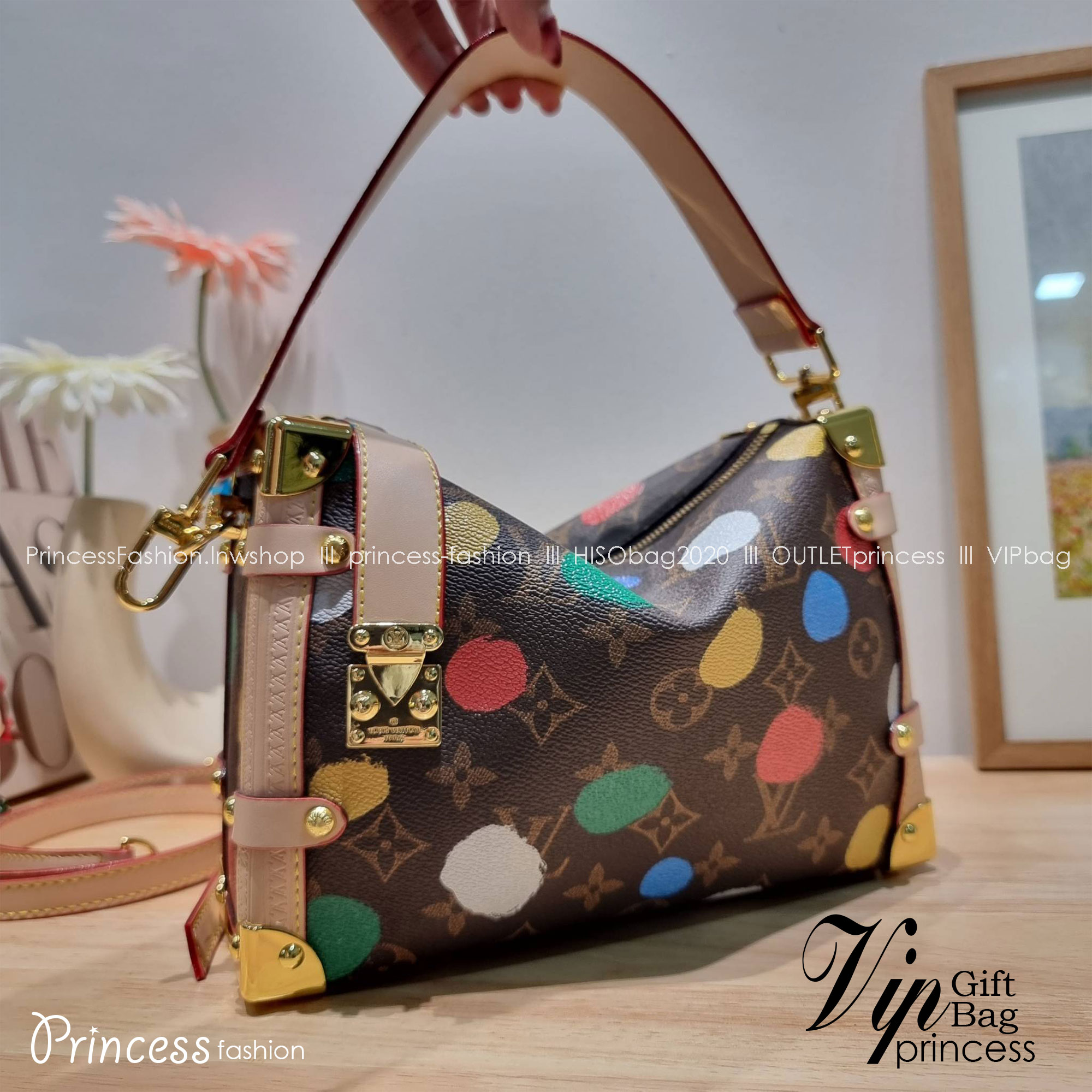 LV x YK SIDE TRUNK Monogram canvas bag สุดยอดกระเป๋าไอคอนนิค ทรงสวย ดีไซน์ใหม่ สวยมีเสน่ห์ รูปทรงกล่อง โดดเด่นด้วยหมุดเข้ามุม ซิปเปิด-ปิดล็อคได้ วัสดุหนังแคนวาส