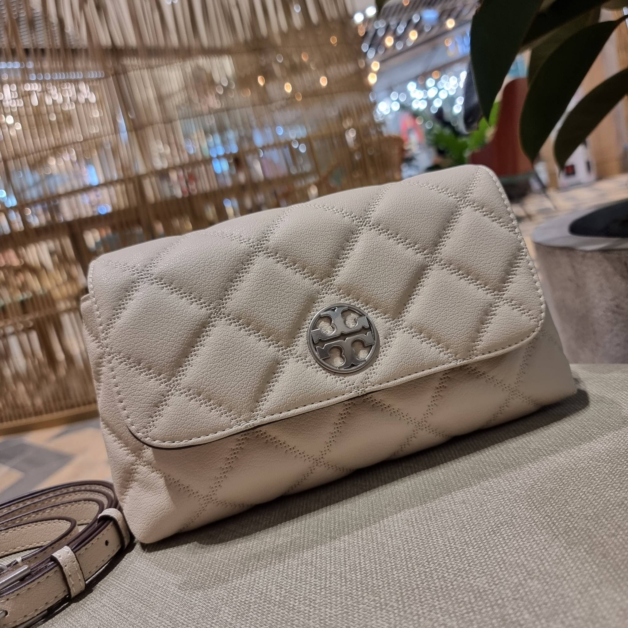 TORY BURCH WILLA MINI SHOULDER BAG ใหม่ล่าสุด พร้อมเสิร์ฟไม่ต้องรอพรีฯ กระเป๋าสะพายดีไซน์เลิศ ทรงสวย กะทัดรัด สะพายคล่องตัว ดีไซน์บุนวม เส้นคมสวยหรู