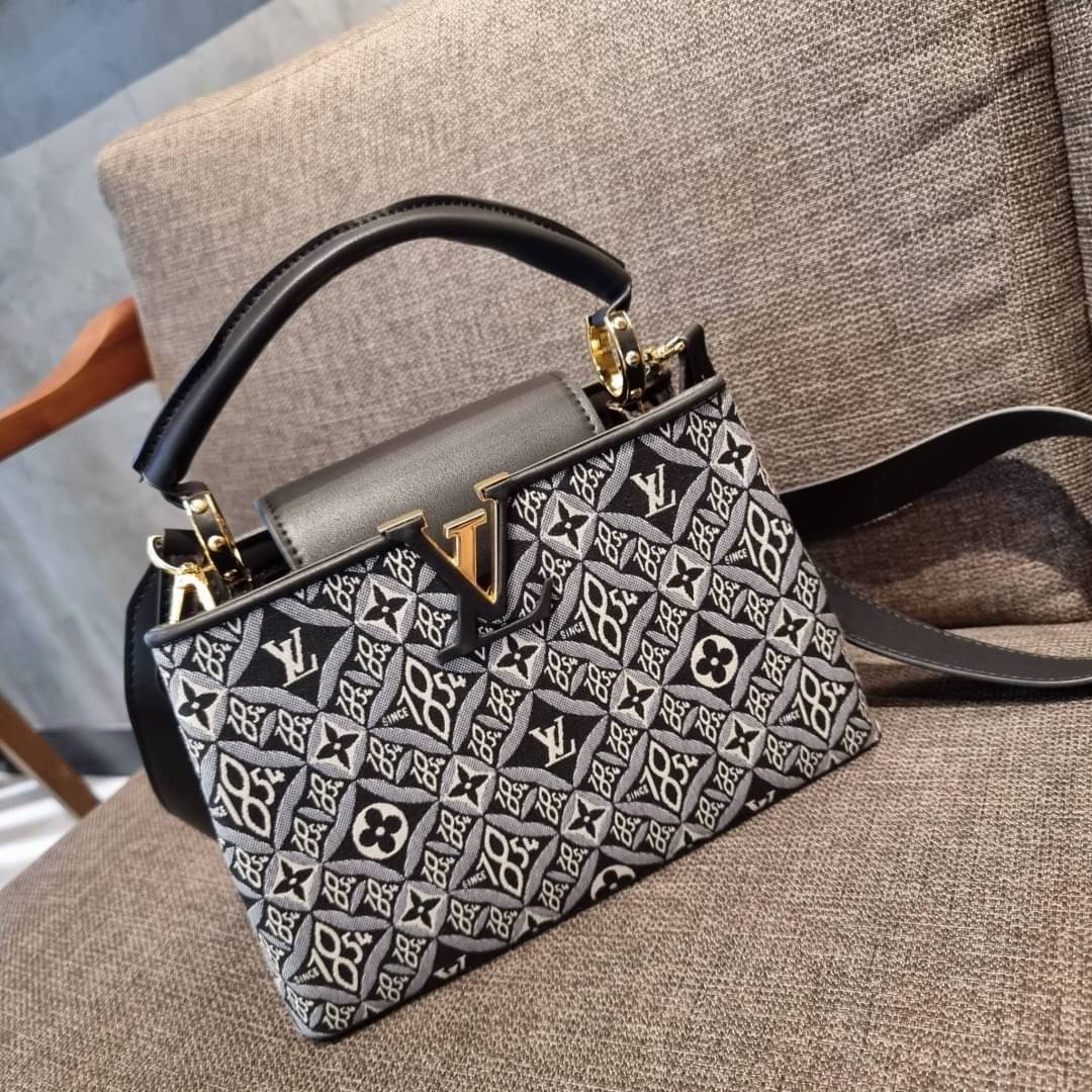 LV capucines top handle with vintager 1854 / LV SINCE 1854 CAPUCINES MM ที่สุดของความสวยในดีไซน์คลาสสิคย้อนยุค กระเป๋าถือสุดหรู มาพร้อมหูจับในตัว ด้วยรูปทรงวินเทจและวัสดุผ้าแคนวาสคละลายเต็มใบ สร้างดีเทลให้ไอเท็มนี้ได้ลุคผู้ดีไปอีก และยังมีลูกเล่นที่ฝาปิดก