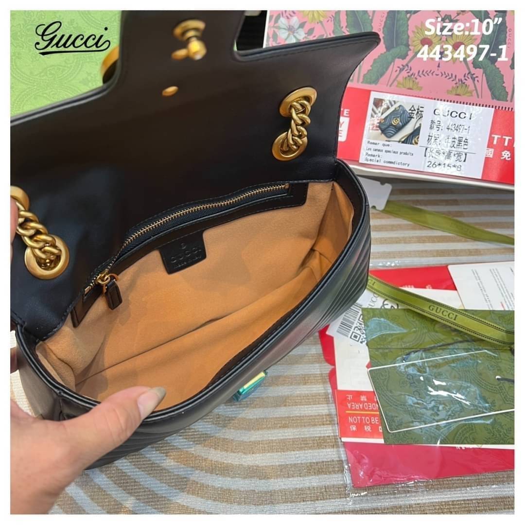 GUCCI GG Marmont shoulder bag กระเป๋าสะพายข้างรุ่นคลาสสิค สะพายขับผิว ดูแพง อัพลุคได้สบายๆ เปิด-ปิดด้วยตัวกดล็อคแน่นหนา ด้านหลังดีไซน์รูปหัวใจ