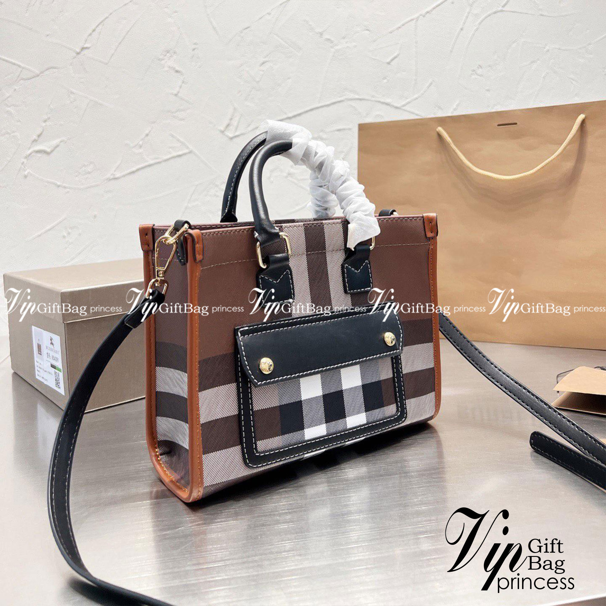 Burberry Check and Leather Mini Freya Tote / BURBERRY Mini Freya tote กระเป๋าสะพายทรงโท้ท โทนสีน้ำตาลดำวินเทจ รุ่นใหม่ล่าสุด ขนาดกำลังดีใช้งานง่าย มาพร้อมสายยาวใช้เป็น everyday look ได้เลยค่ะ