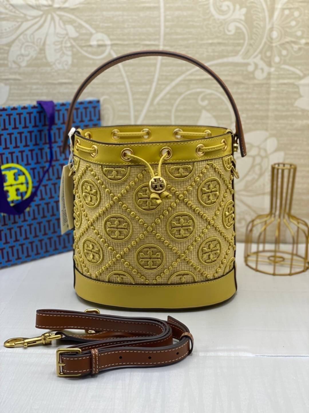 TORY BURCH T Monogram Straw Bucket Bag สีใหม่ โทนเหลืองทอง สวยหรู พร้อมเสิร์ฟความสวยให้ถึงบ้านแล้วน้า กระเป๋าบัคเก็ตทรงยอดนิยม ดีไซน์ใหม่ล่าสุด ยูนีคไม่เหมือนใคร ลายสานเต็มใบ พร้อมปักโลโก้เอกลักษณ์ โดดเด่น งานฝีมือมากๆ