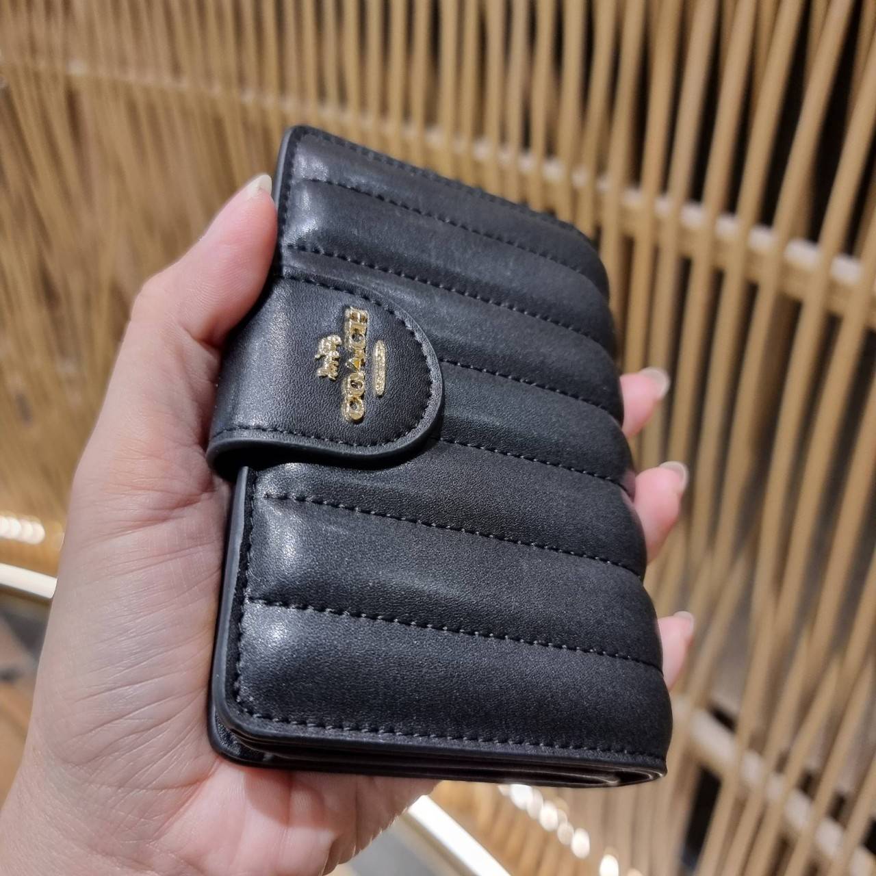 COACH C3454 MEDIUM CORNER ZIP WALLET ความหรูที่ซื้อได้!! กระเป๋าสตางค์ดีไซน์ใหม่ล่าสุด ออกแบบมาหรูดูดี ดีเทลลูกเล่นบุหนัง nappa นิ่มขึ้นเงาสวยมากๆ เปิด-ปิดใช้งานง่าย มีช่องซิปแยก มีช่องใส่บัตร ใส่ธนบัตรได้ทุกชนิด สะดวกใช้จริงๆใบนี้ สาวๆได้ไปใช้แล้วไม่อยาก