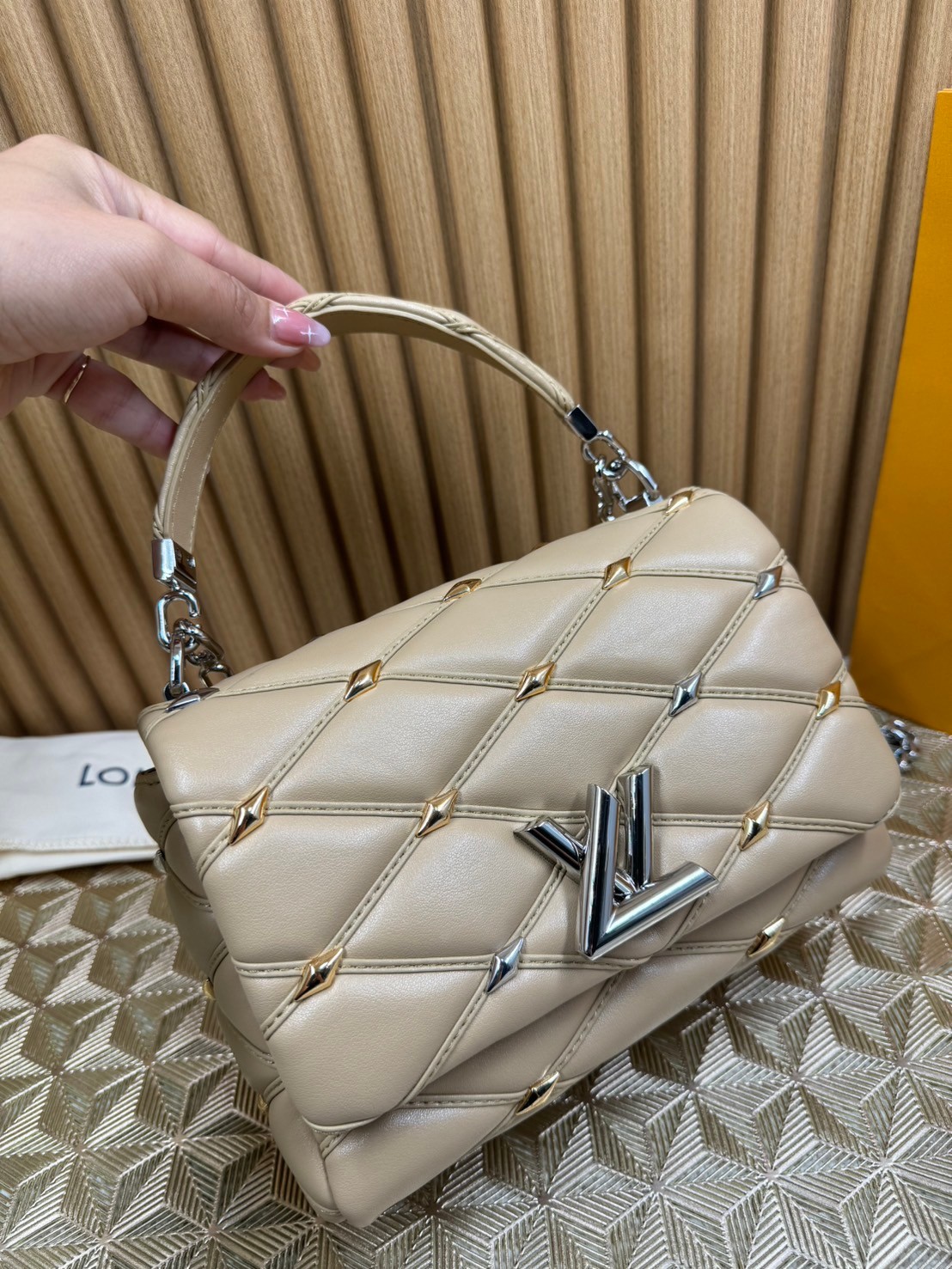 พร้อมส่ง 3 สี LV Twist Bag 24cm / LV GO-14 กระเป๋าหนังบุนวมอันเป็นเอกลักษณ์ของเมซง เกรดออริจินอล 1:1 สลับแท้ ภาพถ่ายจากงานขายจริง